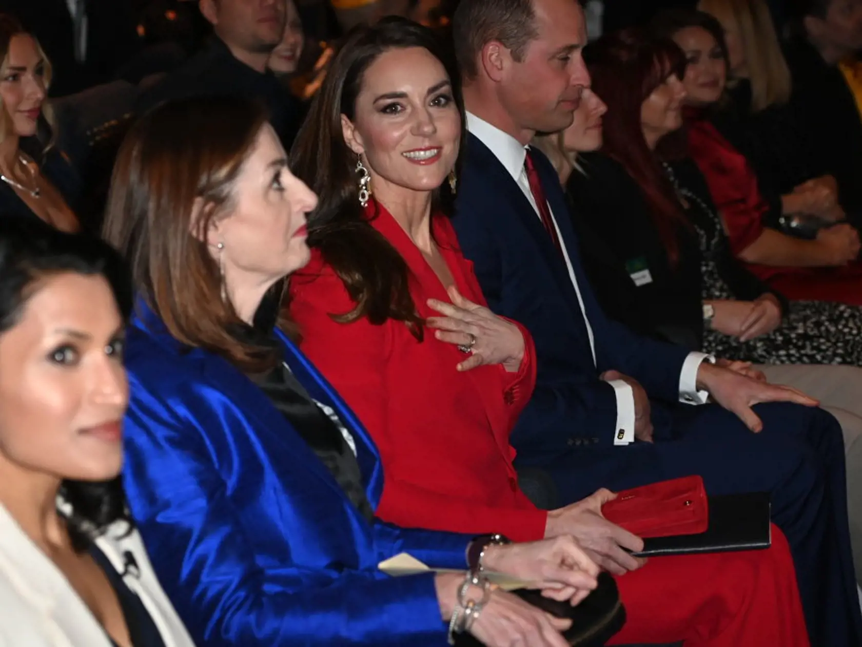 Princezná z Walesu (41) sa v pondelok na podujatí organizovanom Kráľovskou nadáciou pre predškolskú výchovu v Londýne ukázala v ohnivo červenom nohavicovom kostýme.