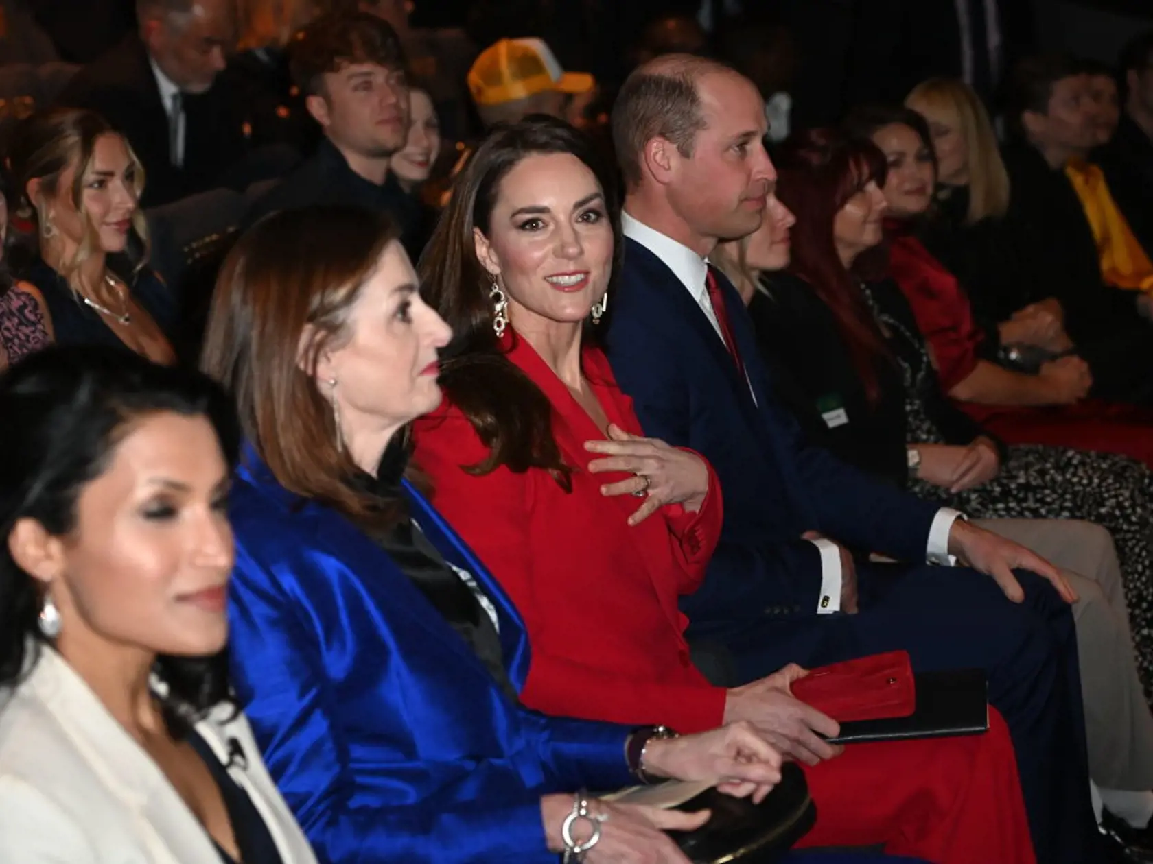 Princezná z Walesu (41) sa v pondelok na podujatí organizovanom Kráľovskou nadáciou pre predškolskú výchovu v Londýne ukázala v ohnivo červenom nohavicovom kostýme.