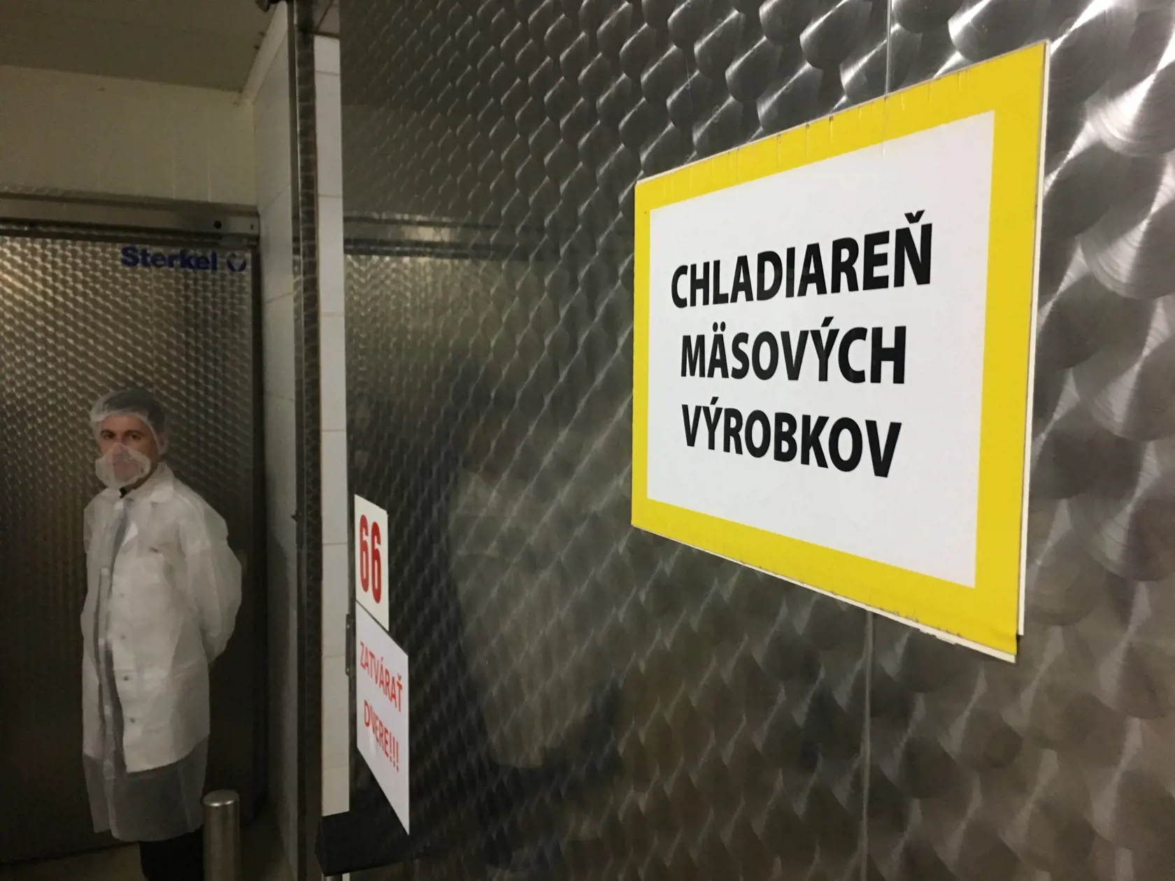 Druhá je medzioperačná kontrola. Všetky kroky výrobného procesu sledujú školení ĺudia, detektory a senzory. Prebieha pravidelný ster z povrchov.

