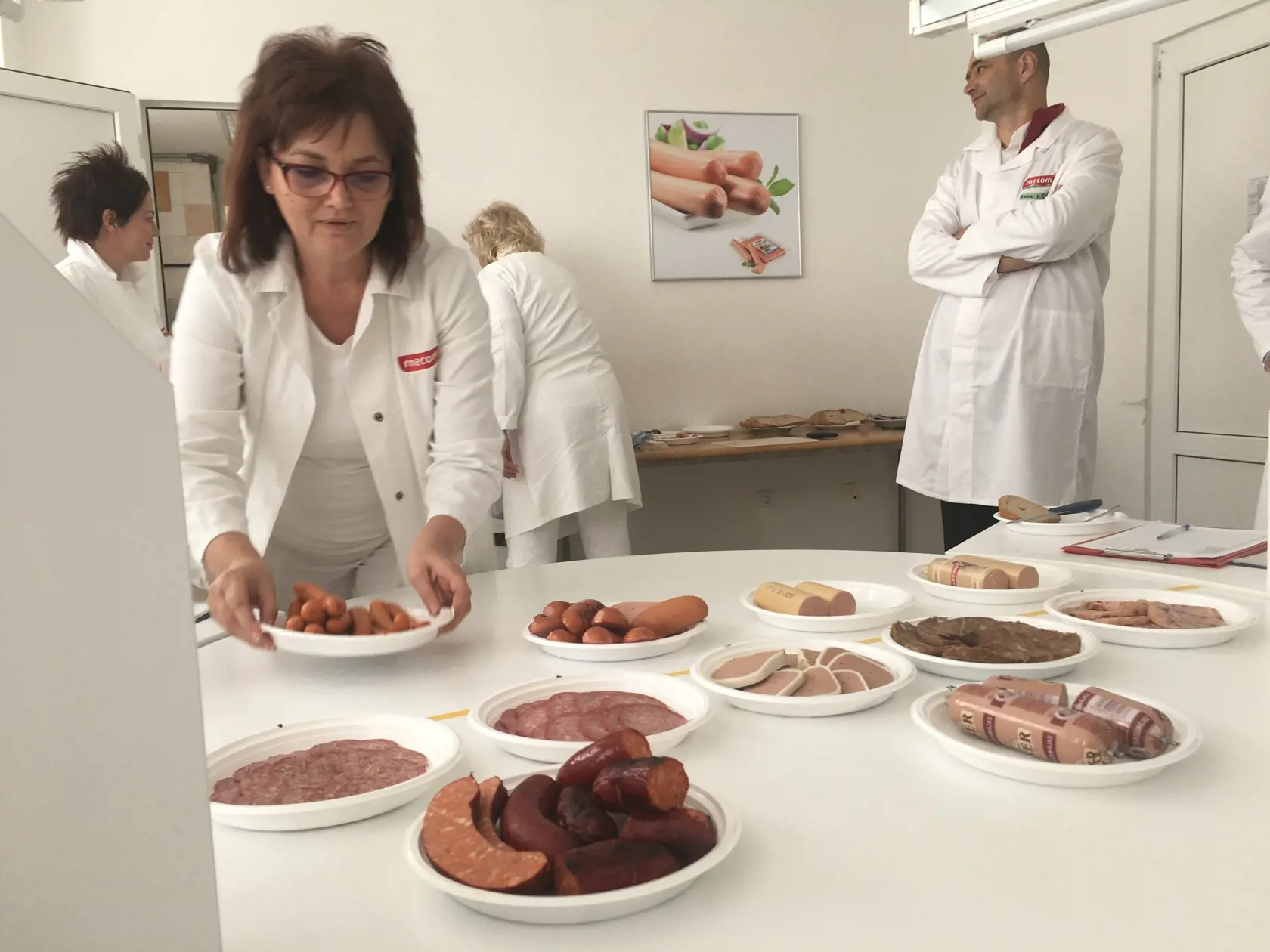 Konečná fáza - degustácia 80 výrobkov denne v laboratóriu. Robí ju šesť zamestnancov.