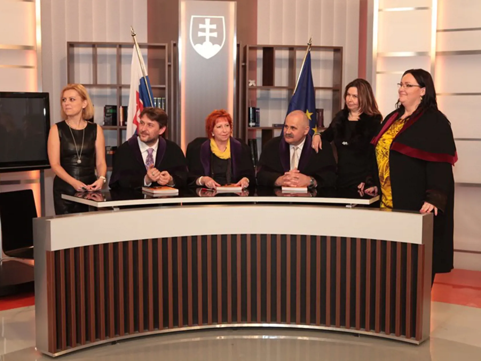 Súdna sieň krstila knihu: Knihu pokrstili televízny sudcovia Janka Buršáková Brestovská, Jaroslav Penc a Jaroslav Mendel.