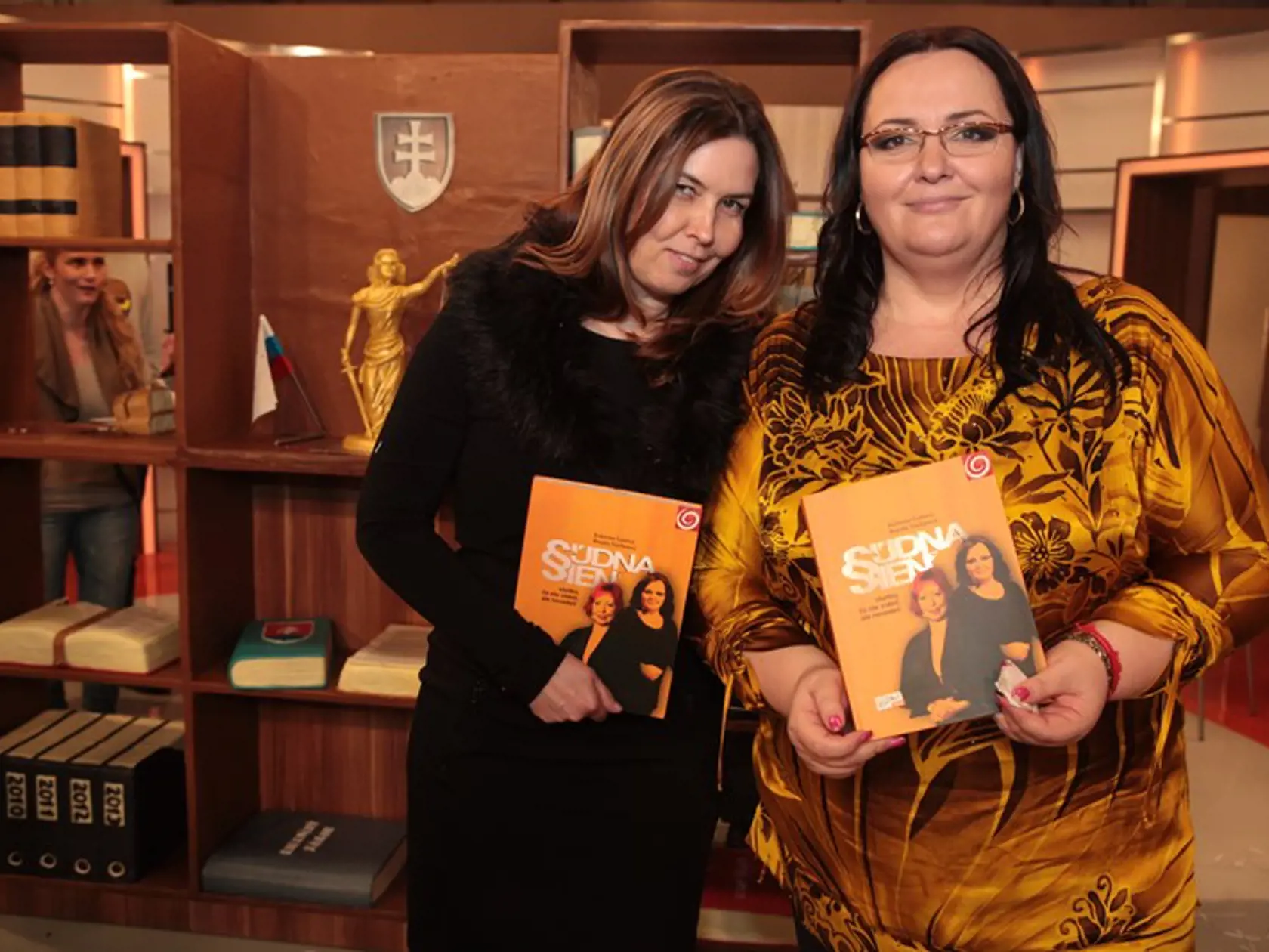 Súdna sieň krstila knihu, priviezli im aj špeciálny, sladký nábytok!