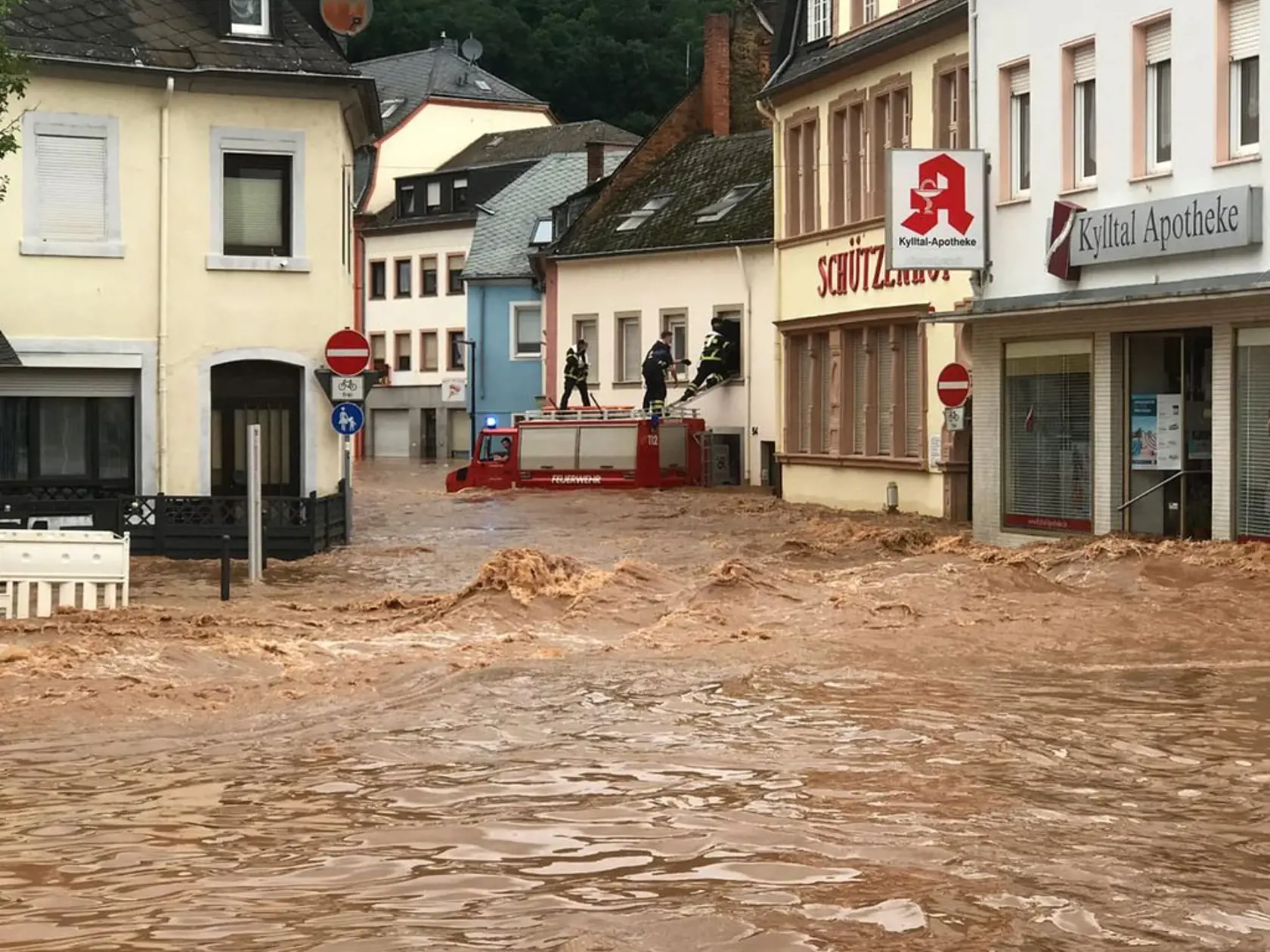 Západným Nemeckom sa v stredu prehnala prírodná katastrofa! Búrky a prívalové dažde spôsobili najväčšie škody v spolkovej krajine Severné Porýnie-Vestfálsko, kde sa zrútilo niekoľko domov, voda zaplavila ulice a počet nezvestných ľudí neustále rastie!