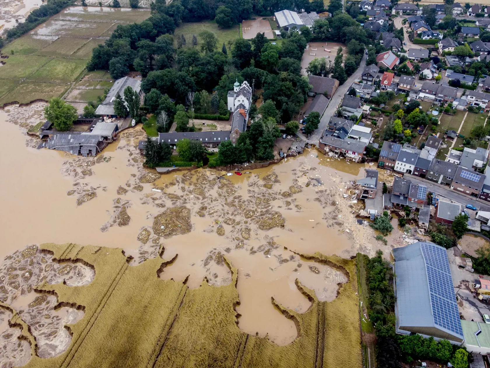 EBE 6 Erftstadt-Blessem - Počet obetí záplav v Nemecku sa do sobotňajšieho rána zvýšil na najmenej 130, vyplýva z údajov tamojšej polície. Nárast počtu úmrtí hlásili z okresu Ahrweiler, najviac postihnutej oblasti v spolkovej krajine Porýnie-Falcko, kde aktuálne evidujú 90 mŕtvych. Na snímke vľavo poškodený hrad v nemeckom Erftstadt-Blessem v sobotu 17. júla 2021. FOTO TASR/AP


The damaged castle, left, is seen in Erftstadt-Blessem, Germany, Saturday, July 17, 2021. Due to strong rain falls the