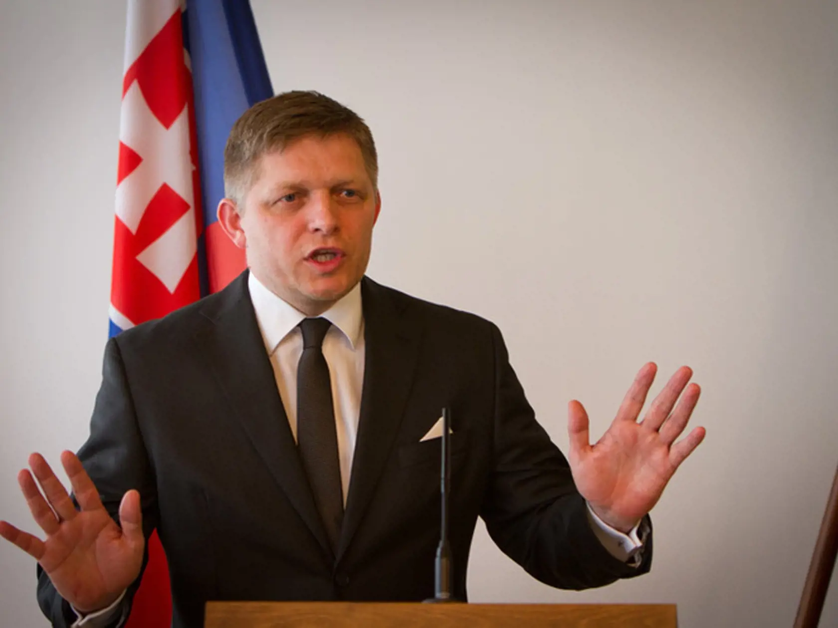 „Načo by som ako predseda vlády vytváral zločineckú skupinu? Keď majú niečo normálne, nech prídu. Nie s takýmito kravinami,“ povedal Fico na tlačovke s tým, že v obvinení sú vyjadrenia Makóa, Imreczeho a Slobodníka. Fico zopakoval, že bol obvinený zo založenia zločineckej skupiny len preto, aby mohol prípad dozorovať Úrad špeciálnej prokuratúry: „Tam je osem nadržaných prokurátorov, ktorí sa budú chcieť na mne vyonanovať.“