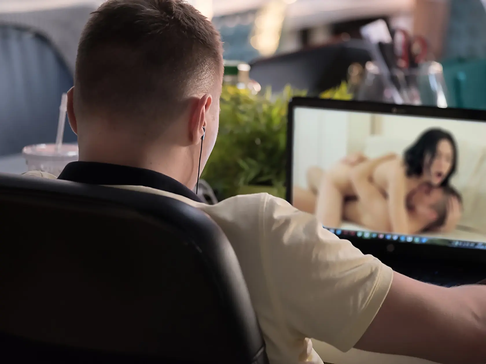 Niektorí muži vyhľadávajú porno kvôli fantáziám, ktoré si netrúfajú komunikovať so svojou partnerkou