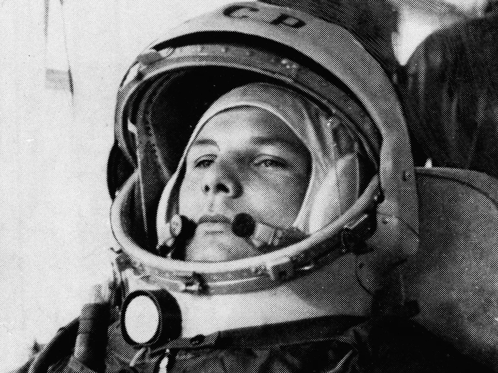 EBE 9 Bajkonur - Na nedatovanej snímke je v skafandri sovietsky kozmonaut Jurij Gagarin. Dňa 12. apríla 1961 o 9:07 hodine moskovského času odštartoval major vojenského letectva Zväzu sovietskych socialistických republík (ZSSR) Jurij Alexejevič Gagarin zo základne Bajkonur (kozmodróm patriaci vtedy ZSSR, dnes Rusku na území Kazachstanu) na palube kozmickej lode Vostok 1 na prvý vesmírny let okolo Zeme. Gagarin jeden raz obletel našu planétu vo vzdialenosti 181 až 327 kilometrov od povrchu Zeme a