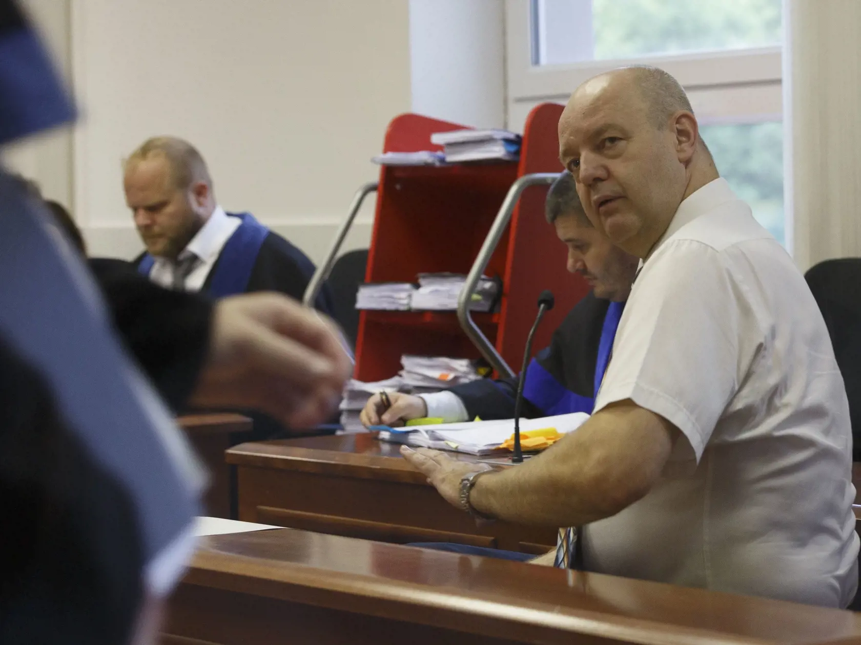 Špecializovaný trestný súd v Pezinku.
Pojednávanie vo veci zmenky
Na obr. Pavol Rusko