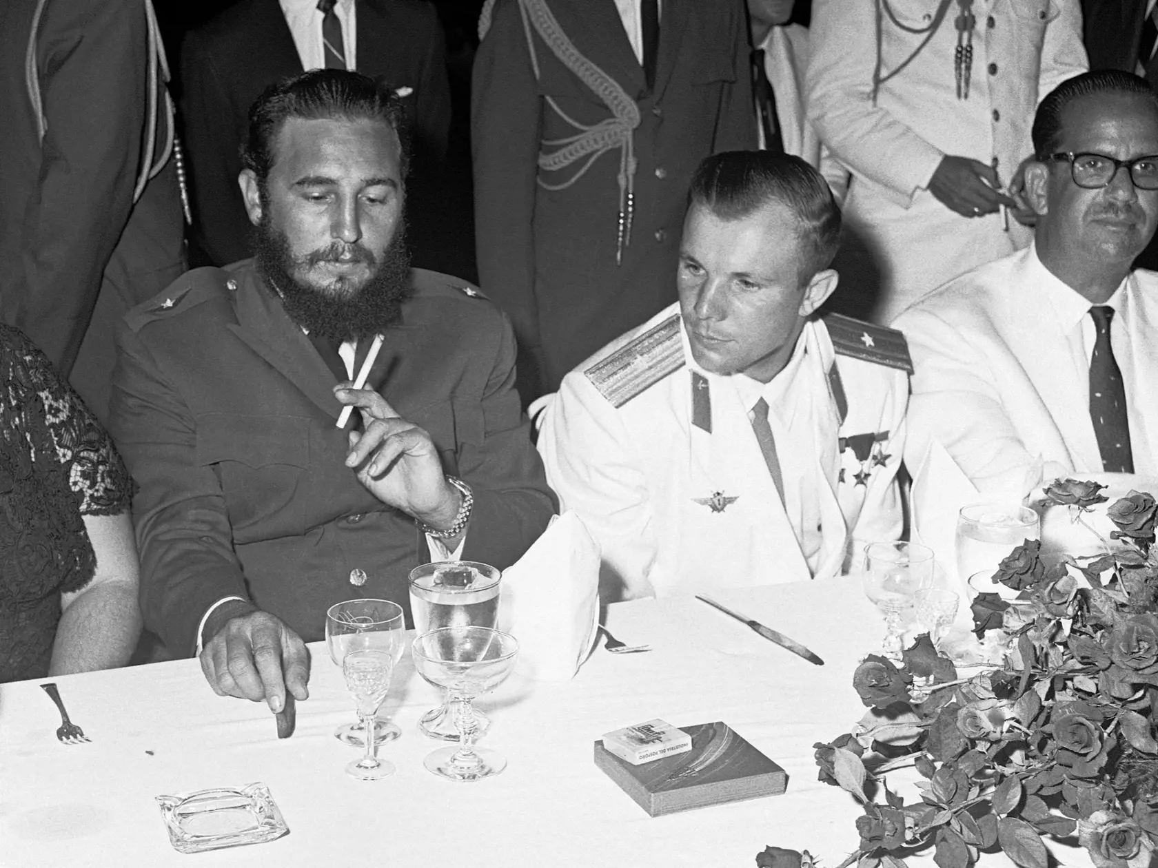 WA 38 archív Havana - Na archívnej snímke z 26. júla 1961 kubánsky líder Fidel Castro (vľavo) a sovietsky kozmonaut Jurij Gagarin sedia počas recepcie na sovietskom veľvyslanectve v Havane. Prvým človekom vo vesmíre sa stal 12. apríla 1961 dôstojník sovietskeho armádneho letectva, 27-ročný Jurij Alexejevič Gagarin. Na kozmickej lodi Vostok-1 obletel Zem vo výške 302 kilometrov pri rýchlosti okolo 28.000 tisíc kilometrov za hodinu.  A hoci sovietsky kozmonaut Jurij Gagarin strávil vo vesmíre iba 