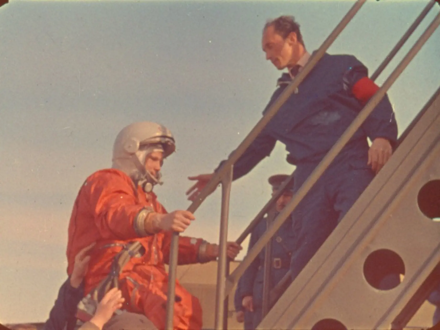 KK3 Bajkonur - Na archívnej snímke z 12. apríla 1961 konštruktér lode Vostok Oleg Ivanovskij (vpravo) a Jurij Gagarin pred odletom do vesmíru v kozmickej lodi Vostok. Kozmonaut Sovietskeho zväzu (ZSSR) Jurij Gagarin pred 50 rokmi, 12. apríla 1961, v kozmickej lodi Vostok prvýkrát obletel Zem, èím otvoril bránu do vesmíru a epochu pilotovaných letov. FOTO TASR/AP  In this April 12 1961 photo rocket engineer Oleg Ivanovsky leads Yuri Gagarin, left, to the Vostok spacecraft before the launch from w