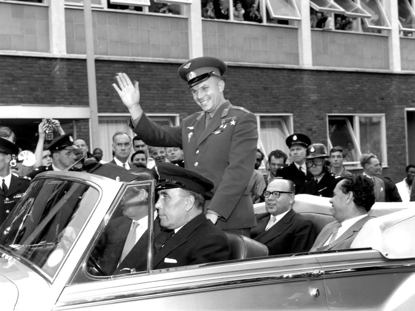 Prvý kozmonaut sa okamžite stal hrdinom a svetovou celebritou číslo jeden  všade ho nadšene vítali. Snímka je z jeho návštevy Londýna v júli 1961.
