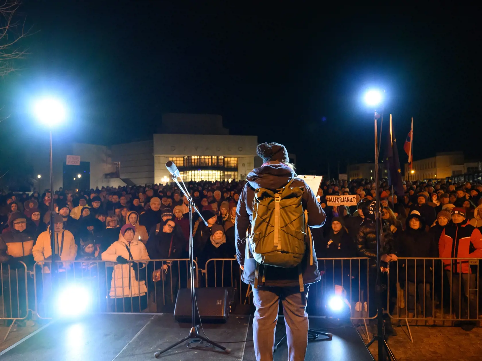 Na snímke účastníci spoločného zhromaždenia  pri príležitosti 7. výročia vraždy Jána Kuciaka a Martiny Kušnírovej a iniciatívy Mier Ukrajine v Nitre v piatok 21. februára 2025. Novinára Jána Kuciaka a jeho snúbenicu Martinu Kušnírovú zavraždili 21. februára 2018 v ich rodinnom dome vo Veľkej Mači v okrese Galanta. Najpravdepodobnejším motívom bola podľa polície jeho investigatívna žurnalistická práca.