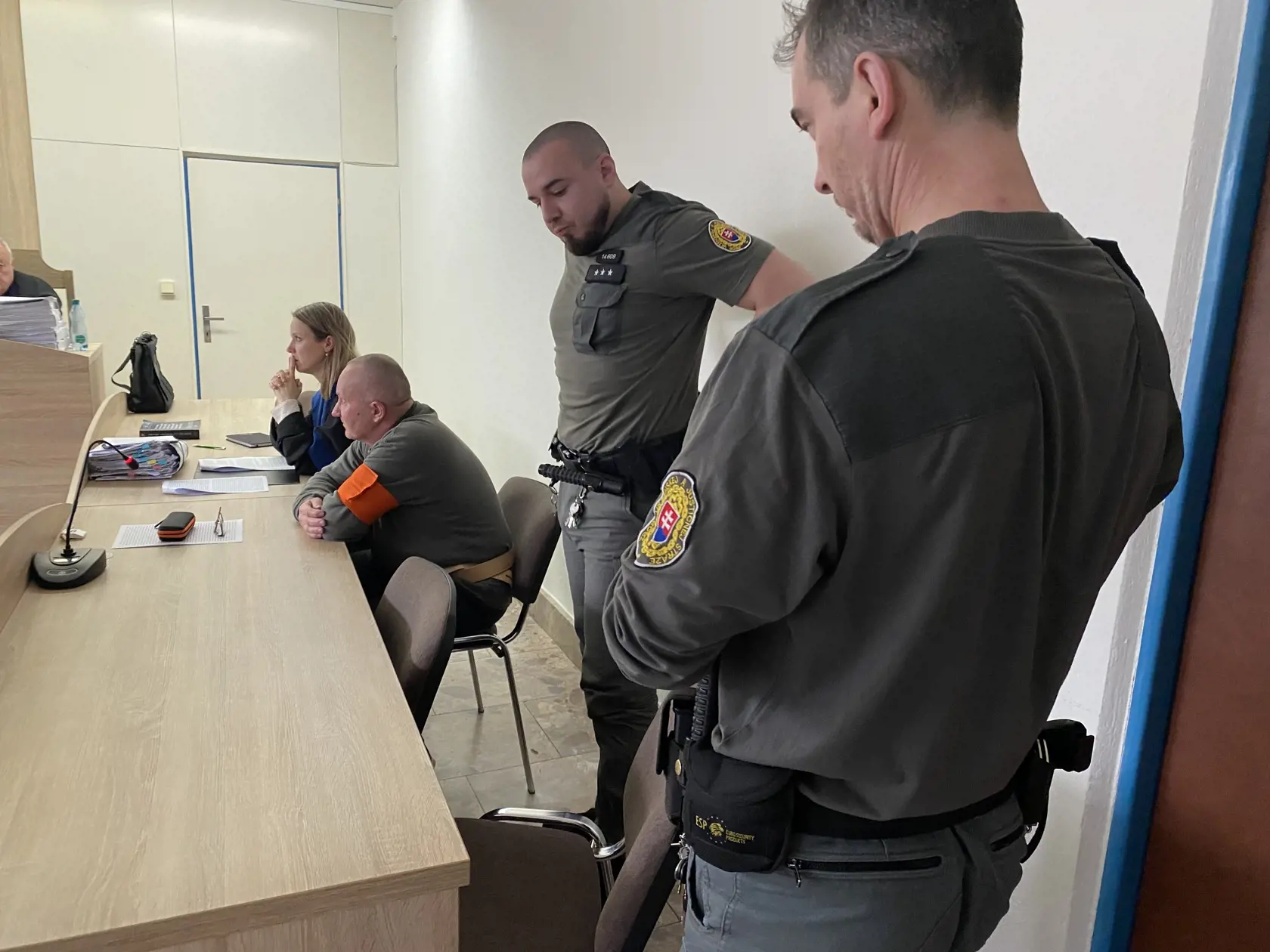 Štefan Molčan (53) z Dubovice čelí obžalobe z vraždy kamaráta Jozefa Porembu (†44). Počas procesu odznelo desivé tajomstvo dvojice. Nebohý bol totiž vinný za smrť otca obžalovaného, keďže ho sotil a ten po páde zomrel. "Bolo to pred 16 rokmi a pohnútky môjho klienta vraždiť vyvracia dlhá doba od skutku. Navyše, nemal ani dobrý vzťah k otcovi, ktorý ho bil,” uviedla obhajkyňa. "Pomsta za otca je imaginárny dôvod. Nemal som k nemu dobrý vzťah,” doplnil Štefan.