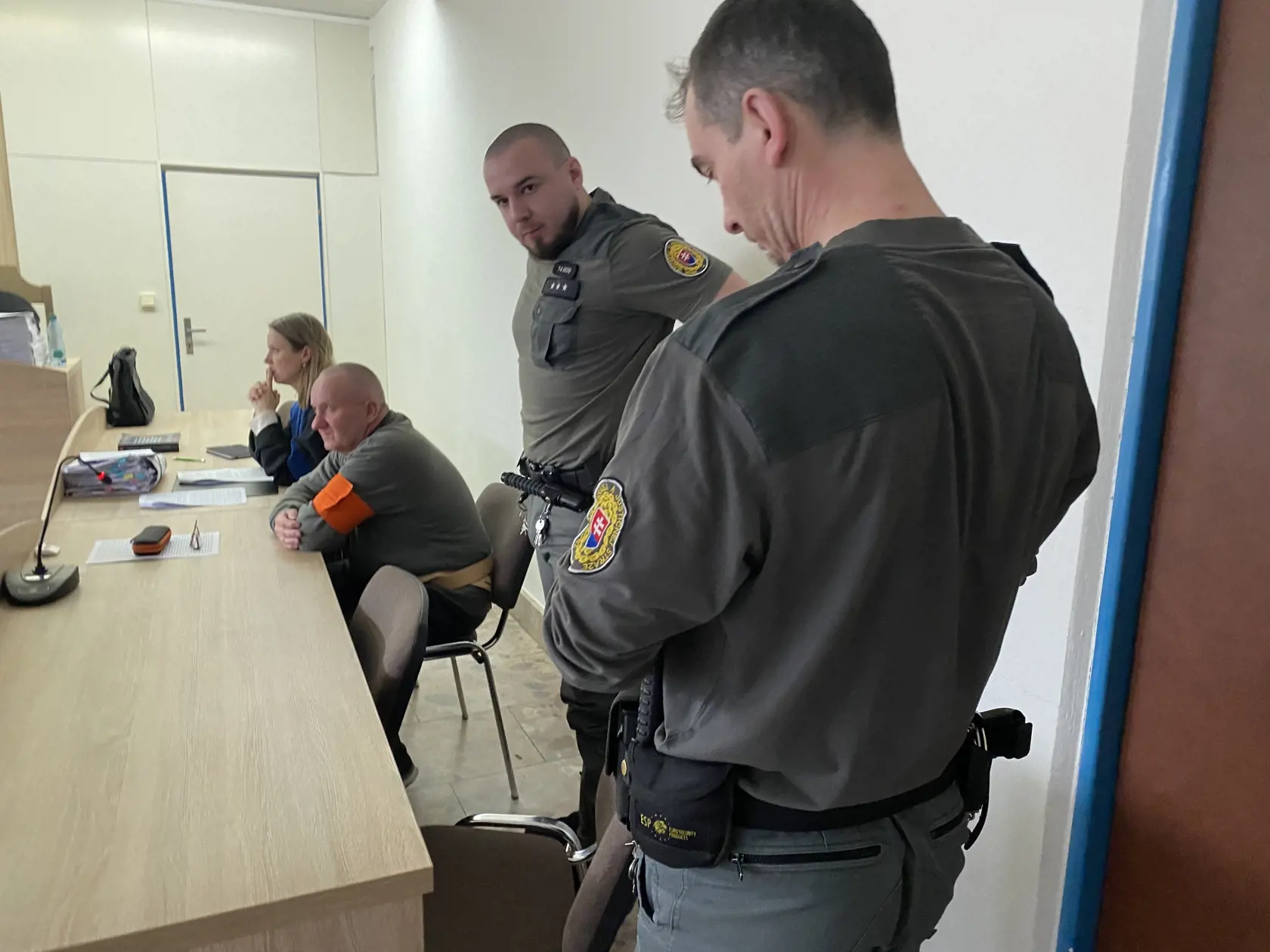 Štefan Molčan (53) z Dubovice čelí obžalobe z vraždy kamaráta Jozefa Porembu (†44). Počas procesu odznelo desivé tajomstvo dvojice. Nebohý bol totiž vinný za smrť otca obžalovaného, keďže ho sotil a ten po páde zomrel. "Bolo to pred 16 rokmi a pohnútky môjho klienta vraždiť vyvracia dlhá doba od skutku. Navyše, nemal ani dobrý vzťah k otcovi, ktorý ho bil,” uviedla obhajkyňa. "Pomsta za otca je imaginárny dôvod. Nemal som k nemu dobrý vzťah,” doplnil Štefan.