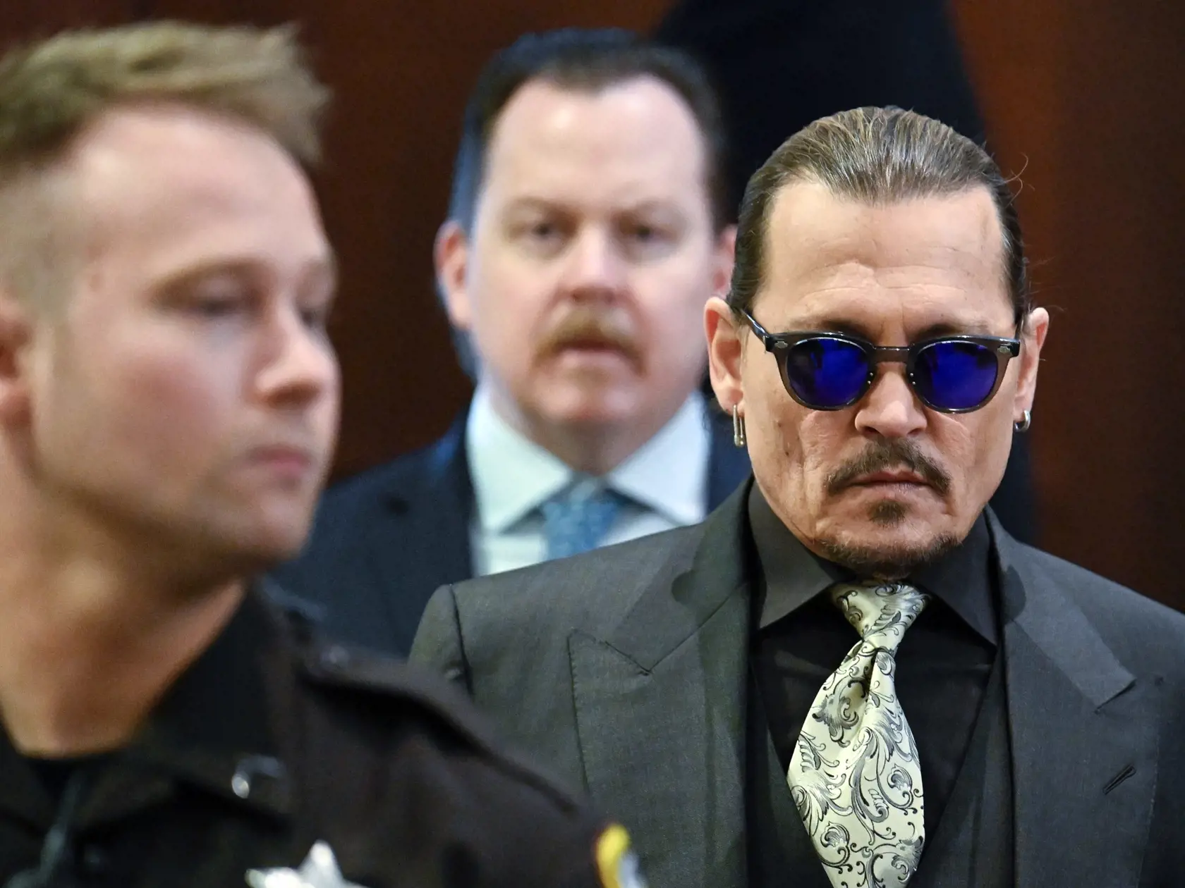 EBE 21 Fairfax - Na snímke americký herec Johnny Depp prichádza na súd vo Fairfaxe v americkej Virgínii v utorok 19. apríla 2022. Herec Johnny Depp zažaloval svoju bývalú manželku Heardovú za urážku na cti na obvodnom súde vo Fairfaxe po tom, ako ho ona zažalovala za domáce násilie. FOTO TASR/AP

Actor Johnny Depp arrives in the courtroom at the Fairfax County Circuit Court in Fairfax, Va., Tuesday April 19, 2022. Depp sued his ex-wife Amber Heard for libel in Fairfax County Circuit Court after 