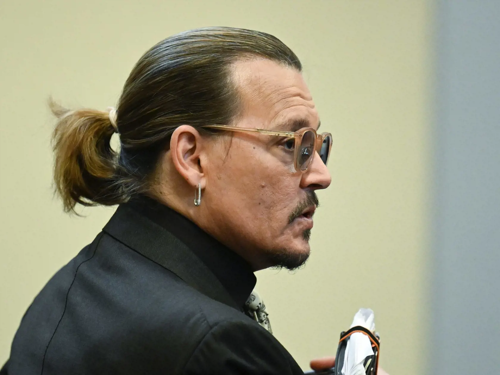 EBE 20 Fairfax - Na snímke americký herec Johnny Depp v súdnej sieni počas pojednávania na obvodnom súde vo Fairfaxe v americkej Virgínii v utorok 19. apríla 2022. Herec Johnny Depp zažaloval svoju bývalú manželku Heardovú za urážku na cti na obvodnom súde vo Fairfaxe po tom, ako ho ona zažalovala za domáce násilie. FOTO TASR/AP

Actor Johnny Depp appears in the courtroom at the Fairfax County Circuit Court in Fairfax, Va., Tuesday April 19, 2022. Depp sued his ex-wife Amber Heard for libel in F