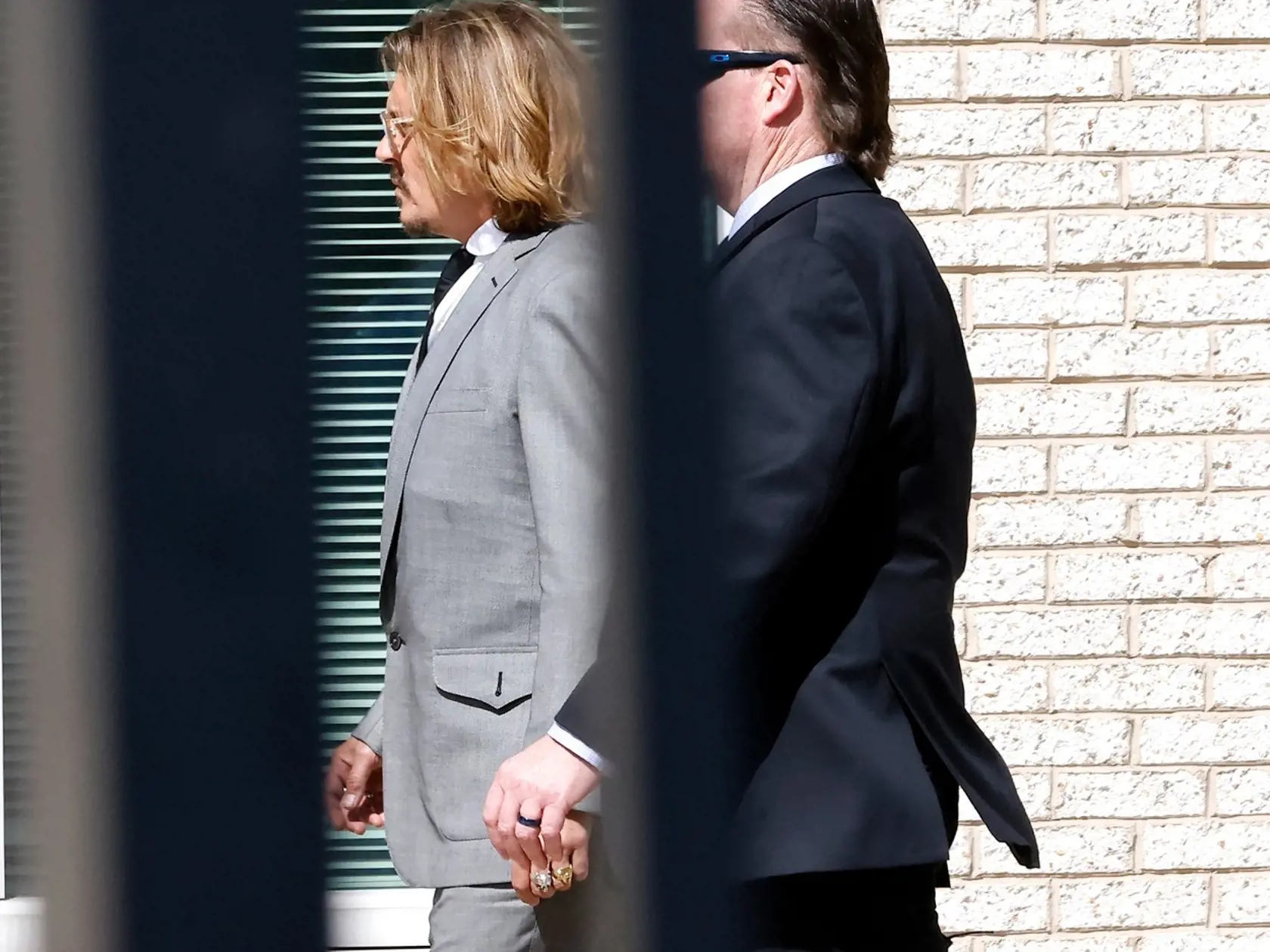 Tento týždeň odštartovali súdne ťahanice, v ktorých herec Johnny Depp žaluje herečku a bývalú manželku Amber Heard. Porota vo Virgínii v utorok vypočula úvodné vyhlásenia v žalobe. Súd by mal trvať dlhšie ako mesiac.