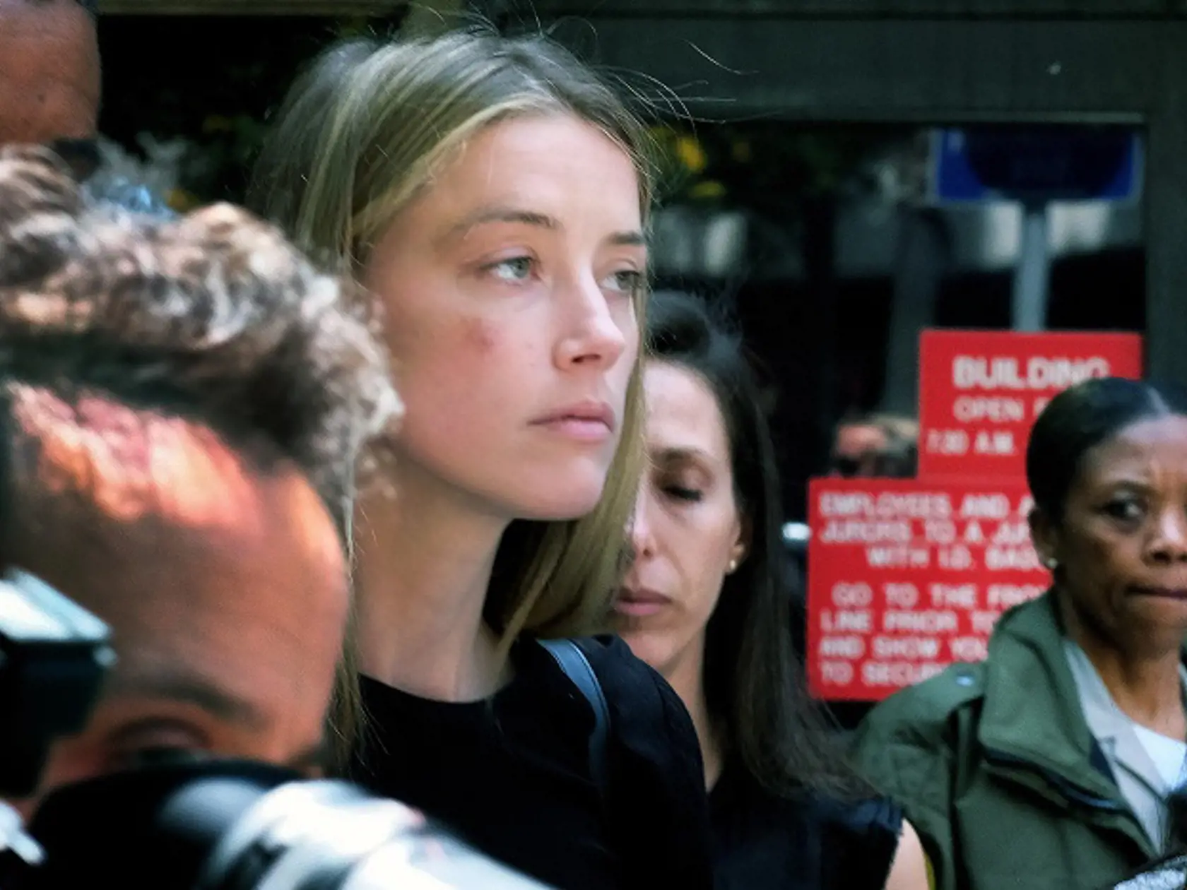 Amber Heard s modrinou.