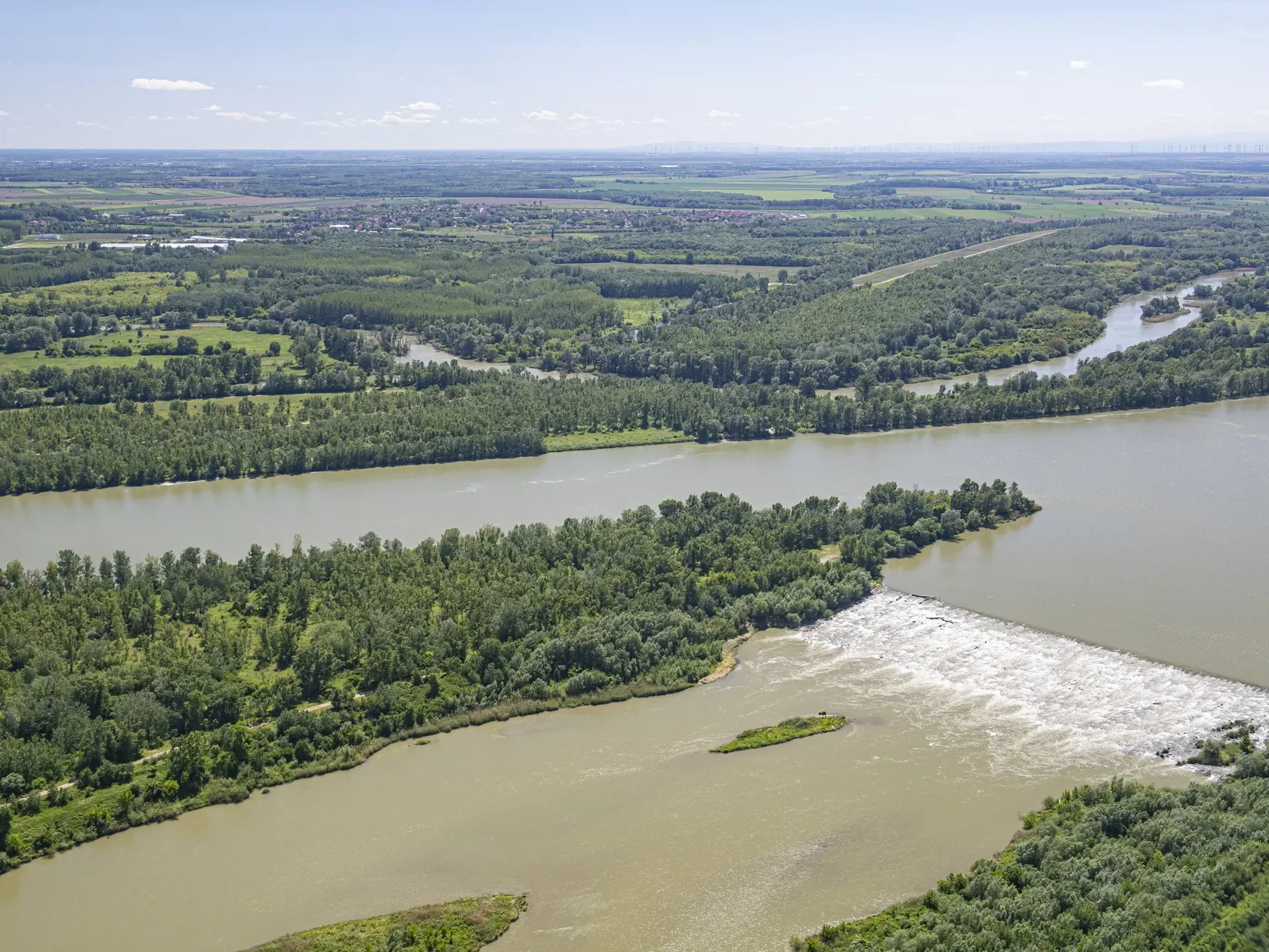 Na snímke z vrtuľníka pohľad na rozvodnené ramená Dunaja. Na toku rieky sa uskutočňujú simulované a kontrolované záplavy, 26. mája 2021. FOTO TASR - Michal Svítok