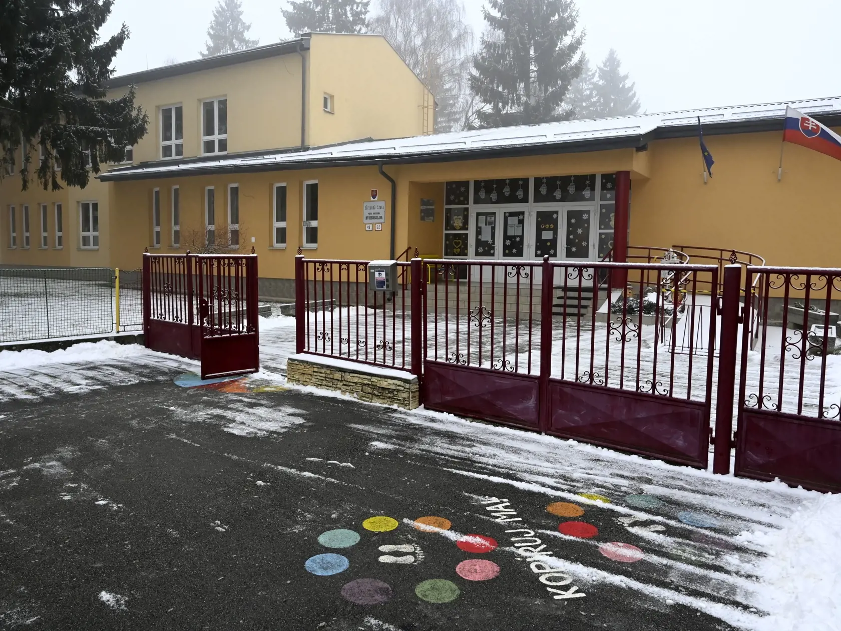 Na snímke zatvorená Základná škola P.O.Hviezdoslava vo Veľkých Kapušanoch 27. januára 2022.