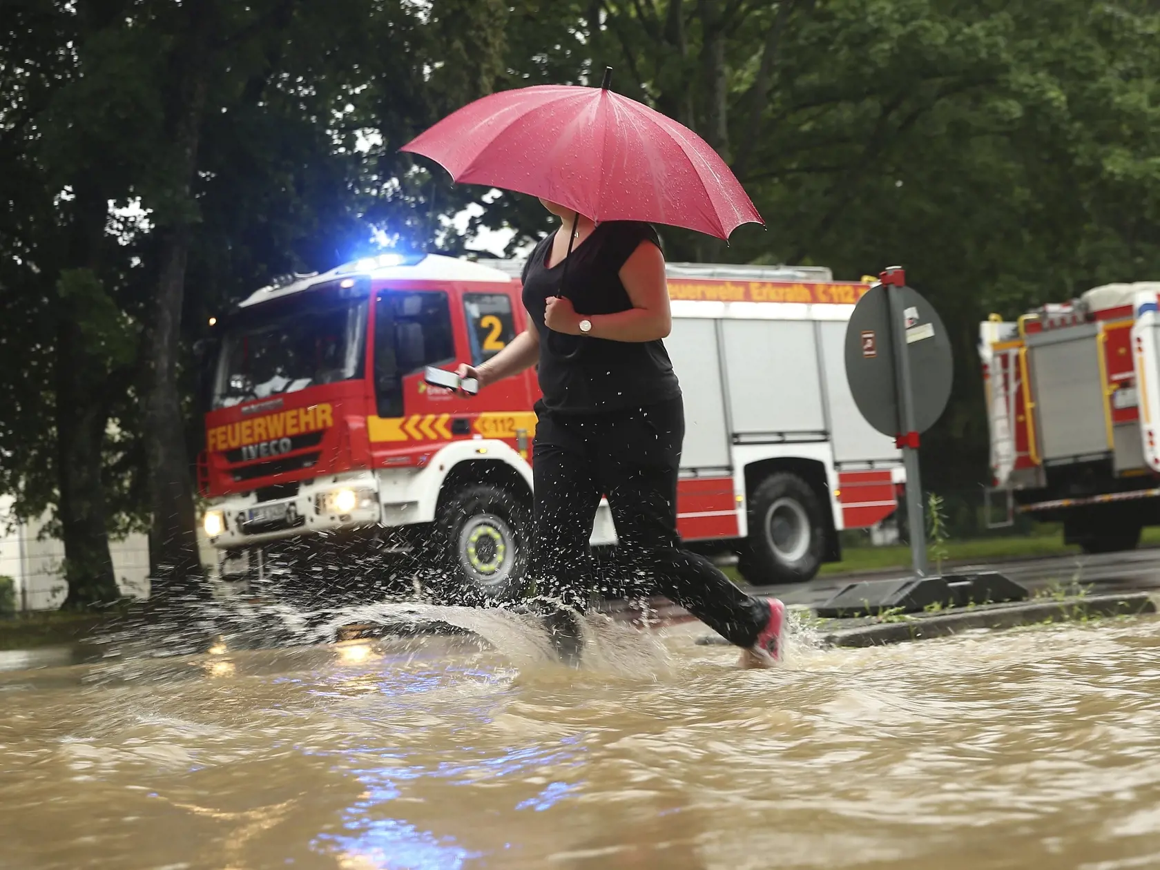 WA 16 Erkrath - Žena s dáždnikom kráča okolo hasičských áut po zaplavenej ulici v meste Erkrath, spolkovej krajine Severné Porýnie-​Vestfálsko na západe Nemecka v stredu 14. júla 2021. Búrky spôsobili cez noc rozsiahle záplavy v strednom Nemecku. Úrady varovali, že daždivé počasie bude pokračovať po celý deň. FOTO TASR/AP 



A woman walks past fire trucks at a flooded street with an umbrella Duesseldorf, Germany, Wednesday, July 14, 2021. Storms caused widespread flooding across central Germany