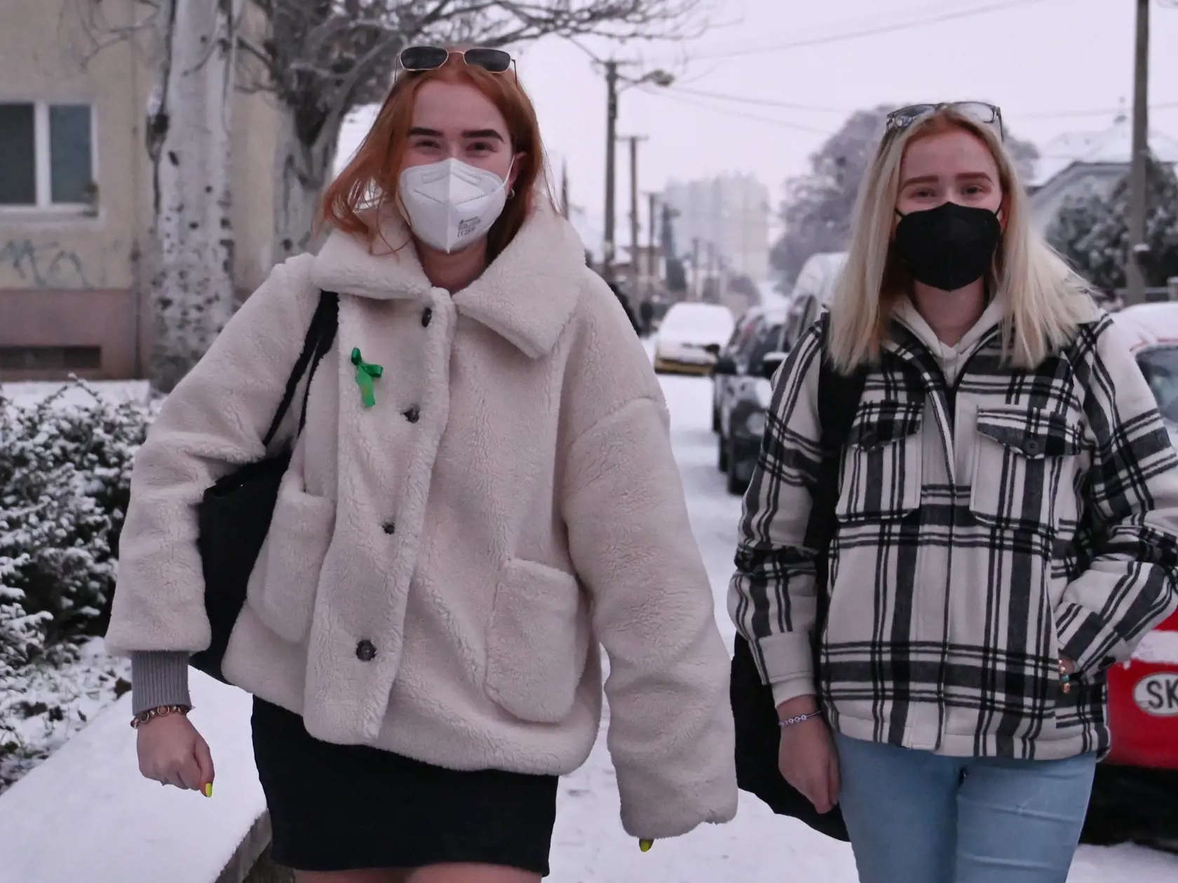 Po zlepšení epidemickej situácie sa vrátili študenti a žiaci do škôl. Na snímke študentky prichádzajú na Strednú priemyselnú školu technickú v Trnave v pondelok 10. januára 2022.