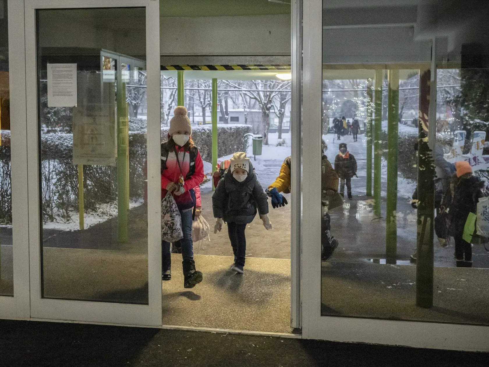 Na snímke nástup detí do Základnej školy Pavla Marcelyho 10. januára 2022 v Bratislave.