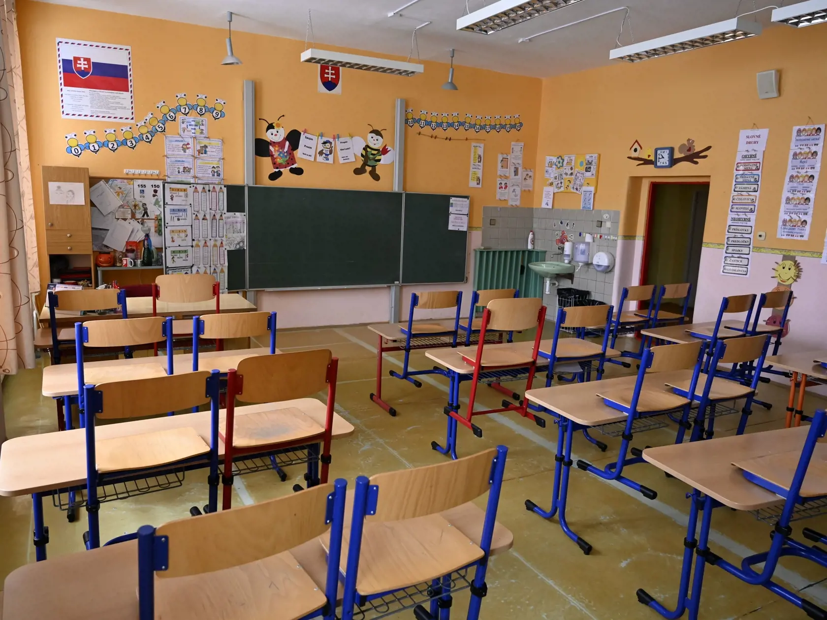 Na snímke zatvorená Základná škola P.O.Hviezdoslava vo Veľkých Kapušanoch 27. januára 2022.