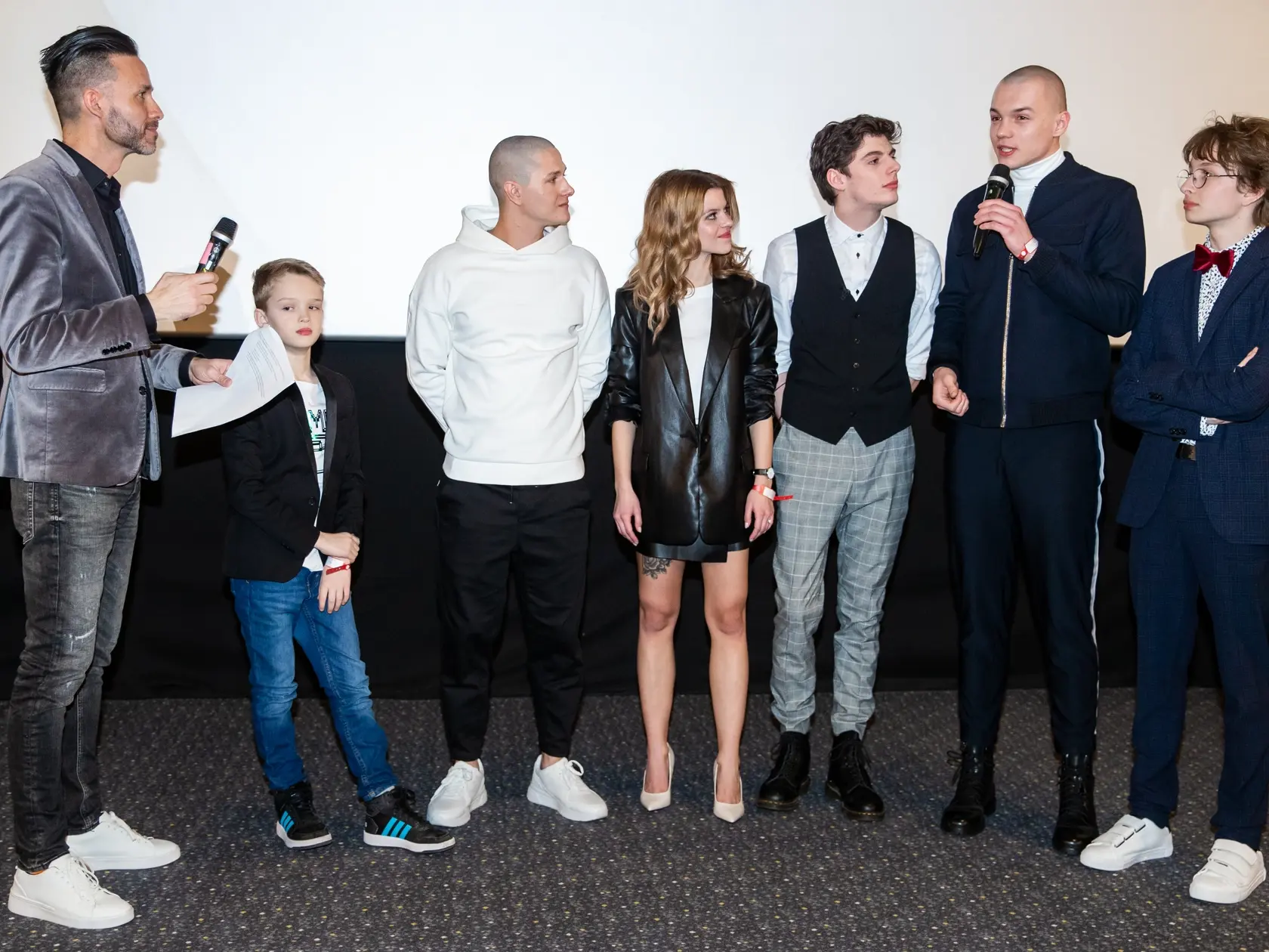 Premiéra seriálu "Červené pásky" v jednom z bratislavských kinosál. Na snímk Roman Juraško, Adam Kubala, Krištof Kelíšek, Peter Kiss, Eva Opáleková, Adam Trcka a Jakub Švec.
