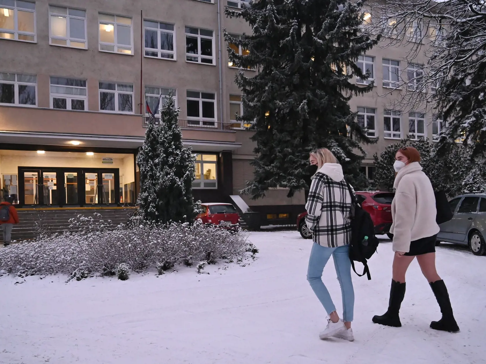 Po zlepšení epidemickej situácie sa vrátili študenti a žiaci do škôl. Na snímke študentky prichádzajú na Strednú priemyselnú školu technickú v Trnave v pondelok 10. januára 2022.