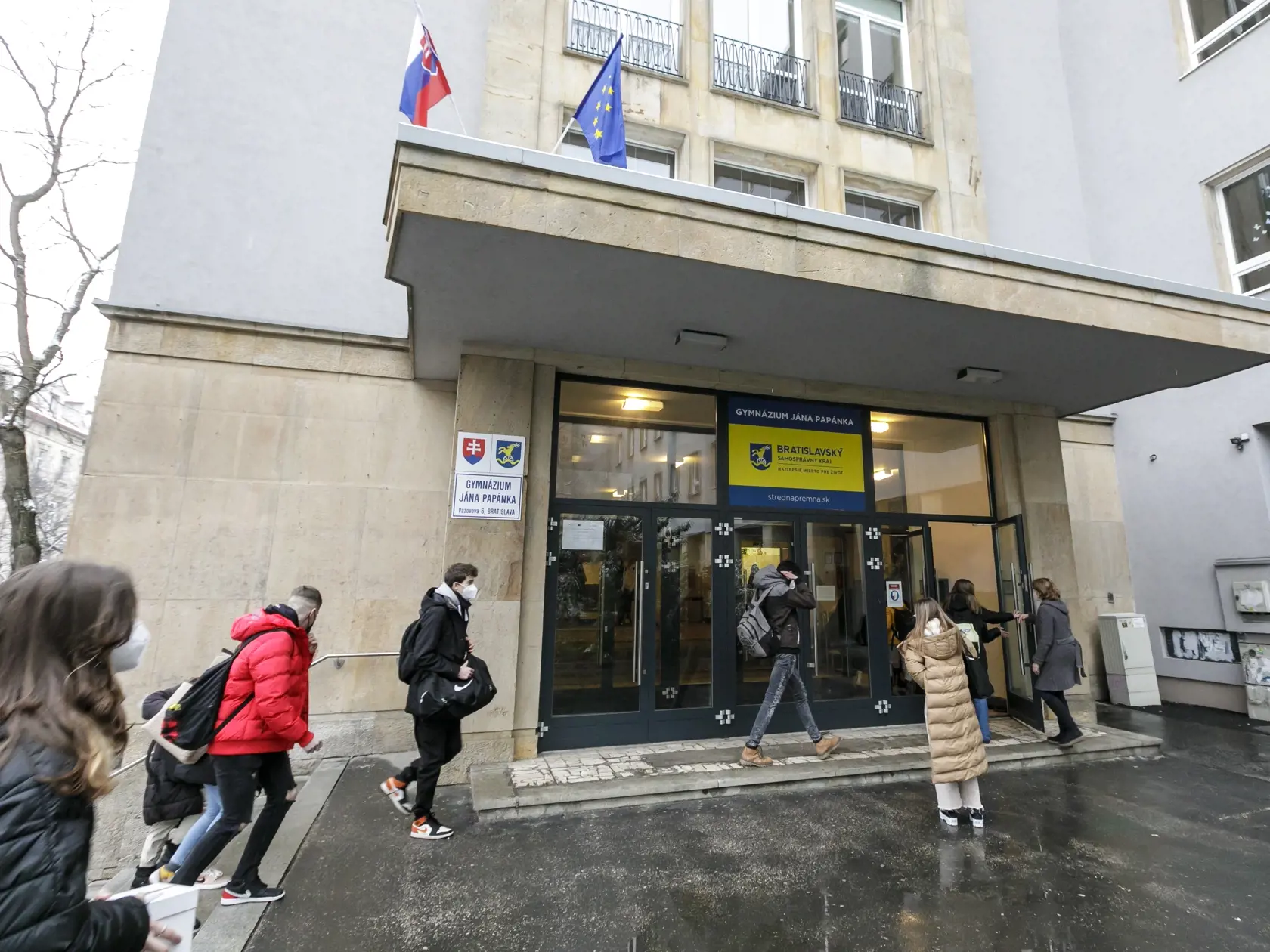 Po zlepšení epidemickej situácie sa vrátili študenti a žiaci do škôl. Na snímke študenti prichádzajú na Gymnázium Jána Papánka na Vazovovej ulici v Bratislave 10. januára 2022.