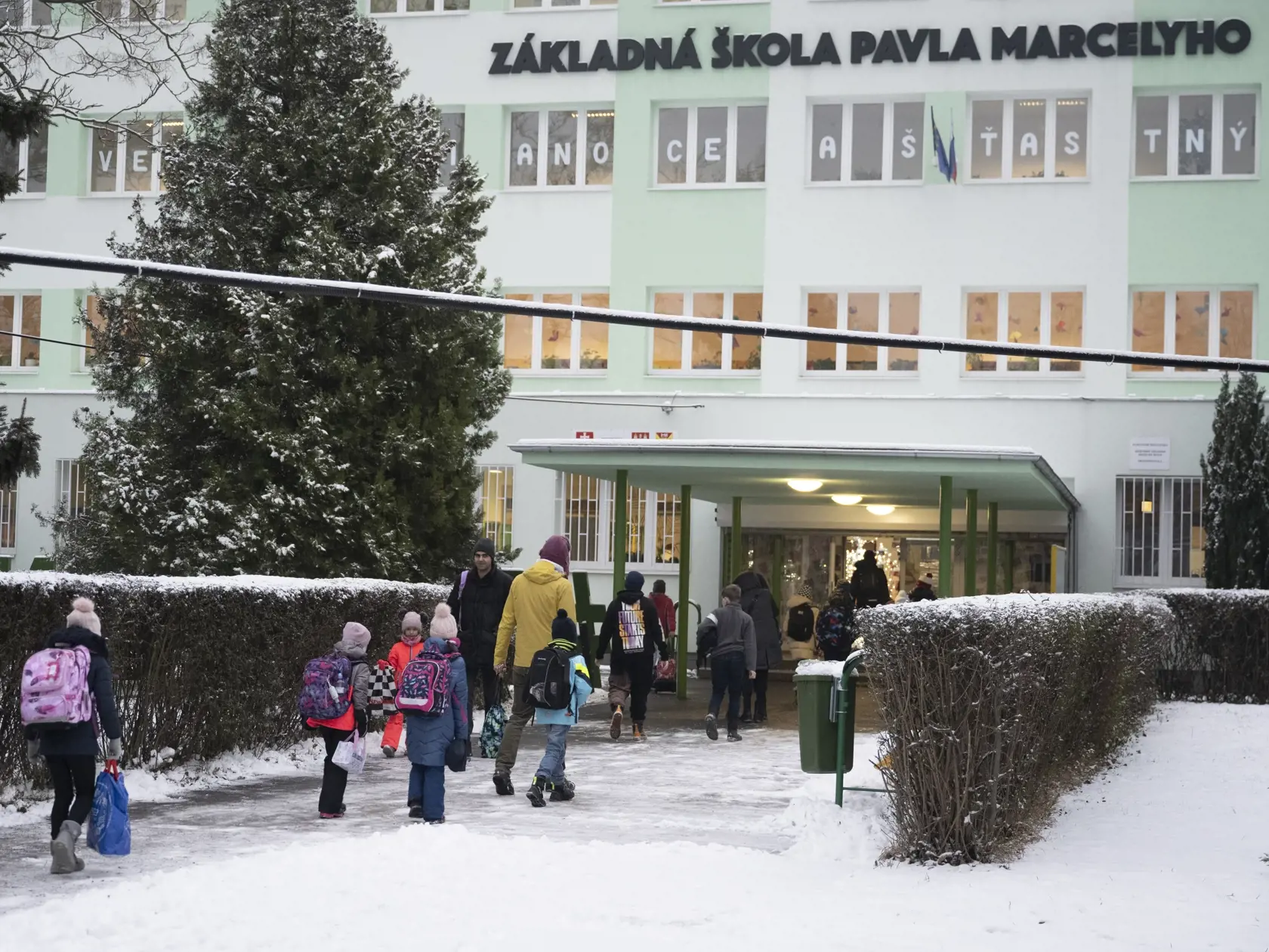 Na snímke nástup detí do Základnej školy Pavla Marcelyho 10. januára 2022 v Bratislave.