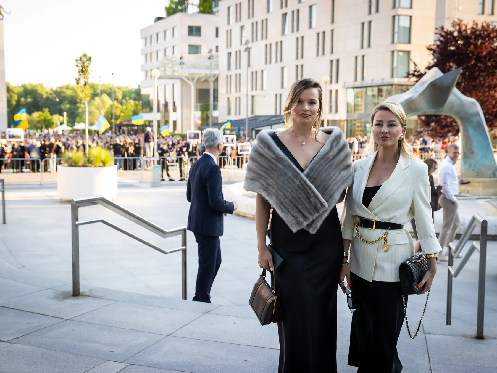 Na snímke vľavo Romana Tabaková a Kristína Kormúthová, ktoré prichádzajú na vystúpenie ruskej opernej speváčky Anny Netrebko do novej budovy Slovenského národného divadla v Bratislave. 