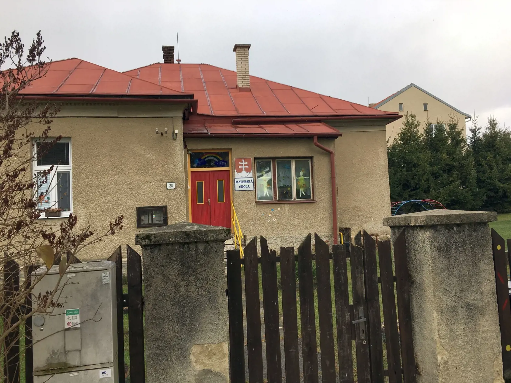 Ďalšia učiteľka sa nám vyznala so slzami v očiach, riaditeľky je jej úprimne ľúto. 
