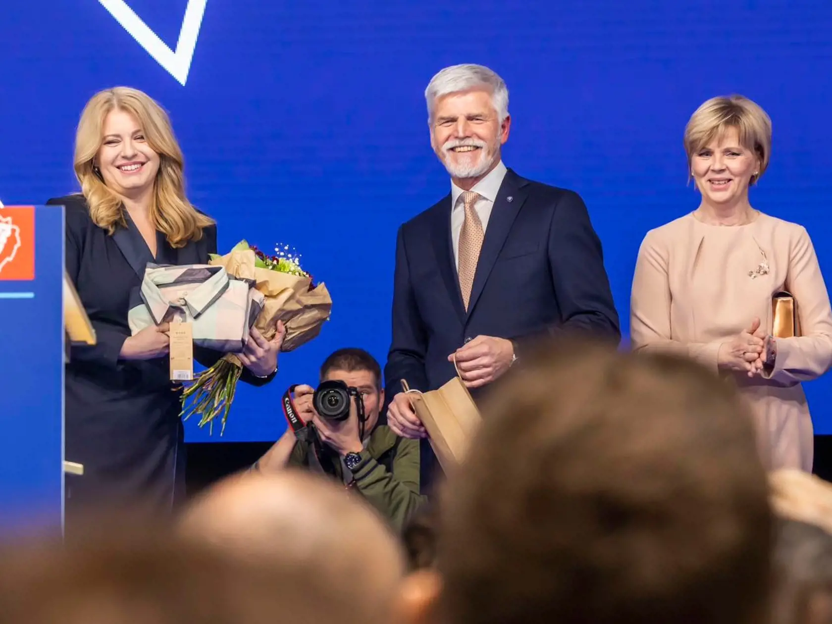 Zuzana Čaputová si spolu s Petrom Pavlom a jeho manželkou Evou si užívali pohodu a víťaznú atmosféru na pódiu.