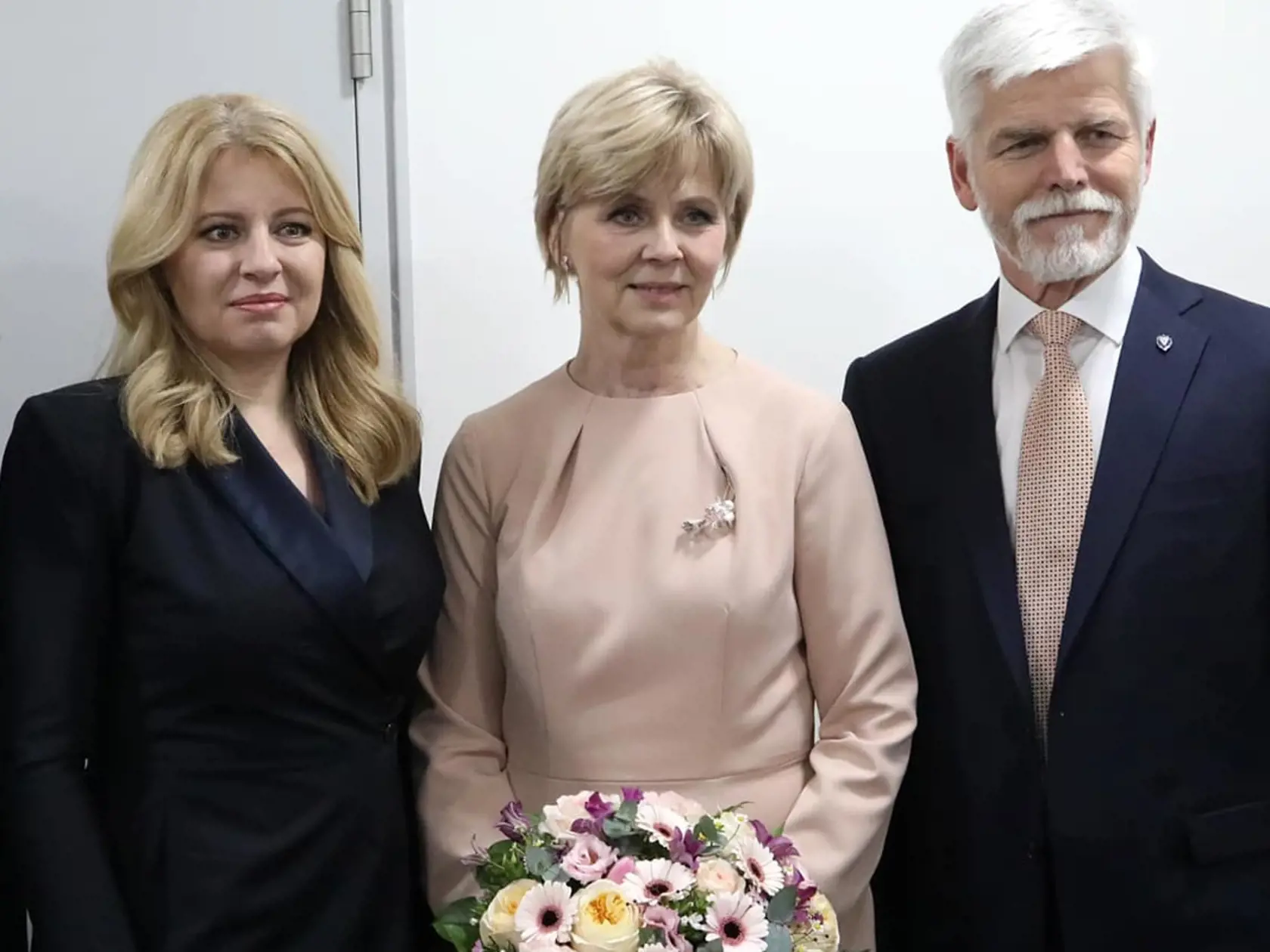 Na snímke zľava premiér Česka Petr Fiala, prezidentka Zuzana Čaputová a vpravo víťaz českých prezidentských volieb Petr Pavel so svojou manželkou Evou.