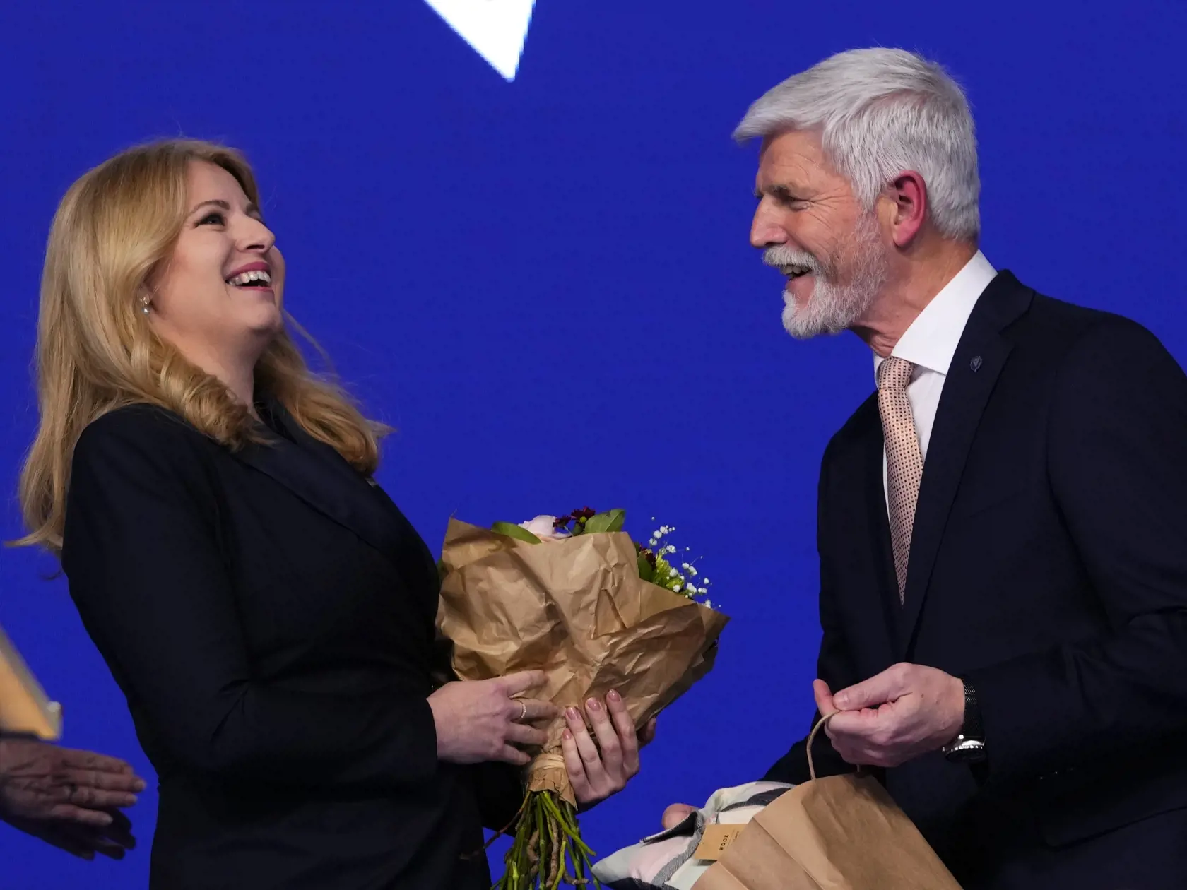 Zuzana Čaputová dostala od Petra Pavla ako darček aj flanelovú košeľu. Tá bola jedným zo symbolov jeho predvolebnej kampane. Našu hlavu štátu darček pobavil.