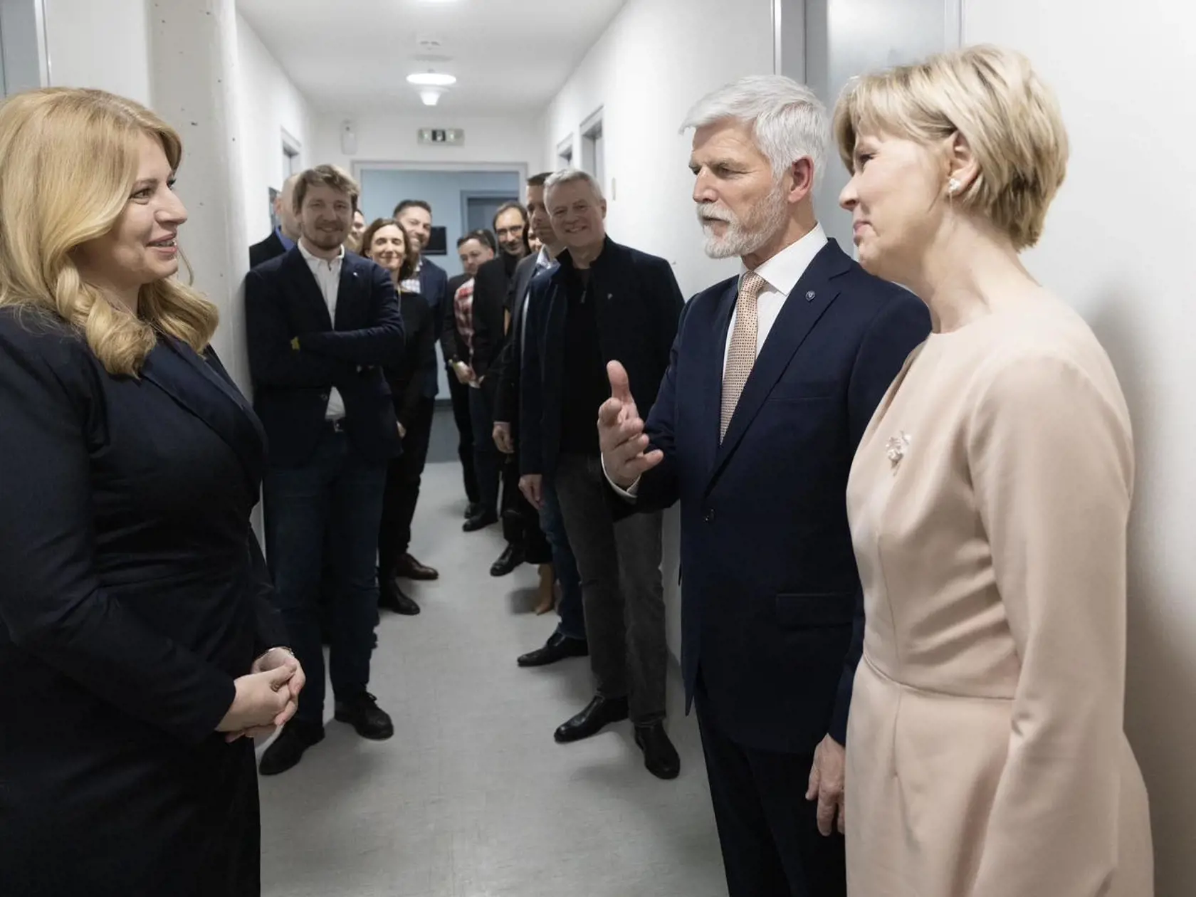 V zákulisí to už ale bolo kľudnejšie. Prezidentka Zuzana Čaputová (vľavo) v rozhovore s víťazom českých prezidentských volieb Petrom Pavlom a jeho manželkou Evou. Pavel sa s Čaputovou zhováral aj o možnej spoločnej ceste na Ukrajinu.