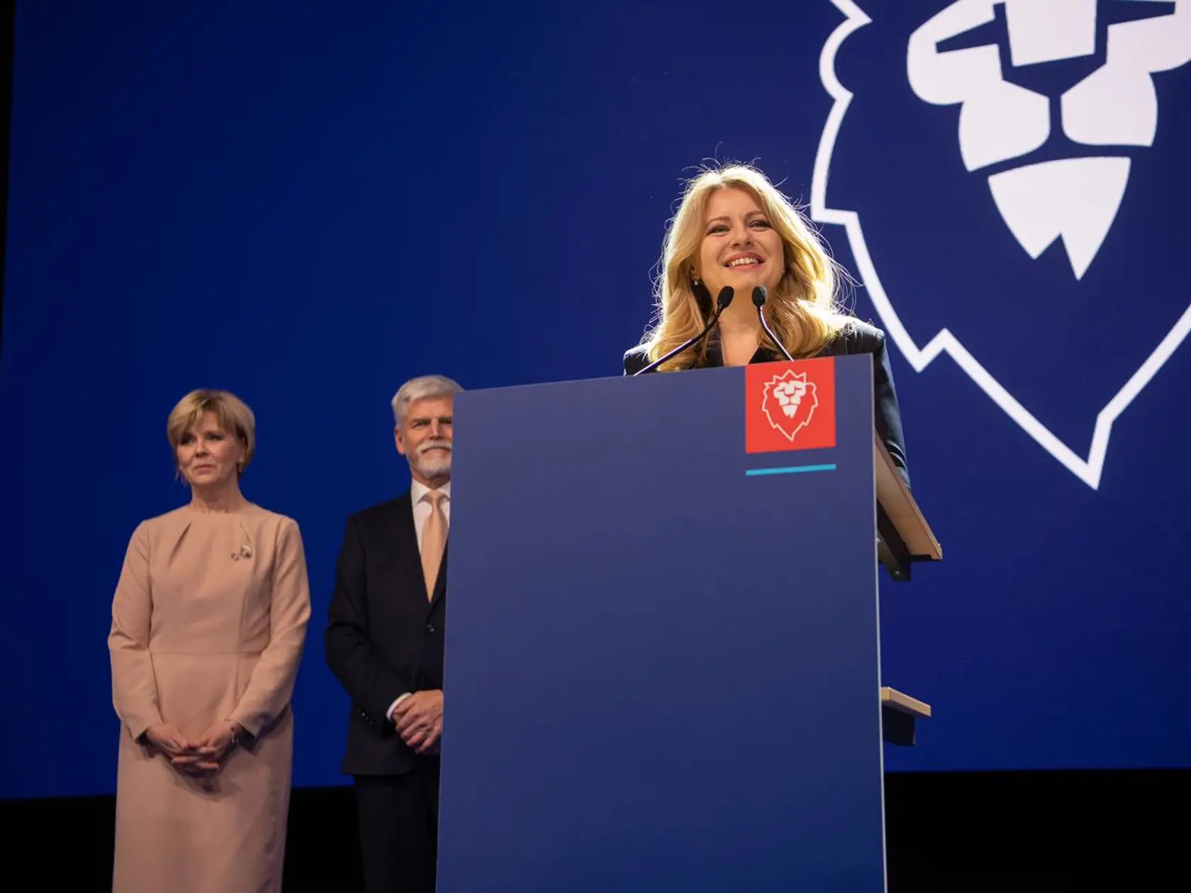 Ako rocková hviezda. Prezidentka Zuzana Čaputová počas príhovoru na pódiu, počas ktorého bola niekoľkokrát prerušená vykrikovaním srdečných slov od obecenstva.