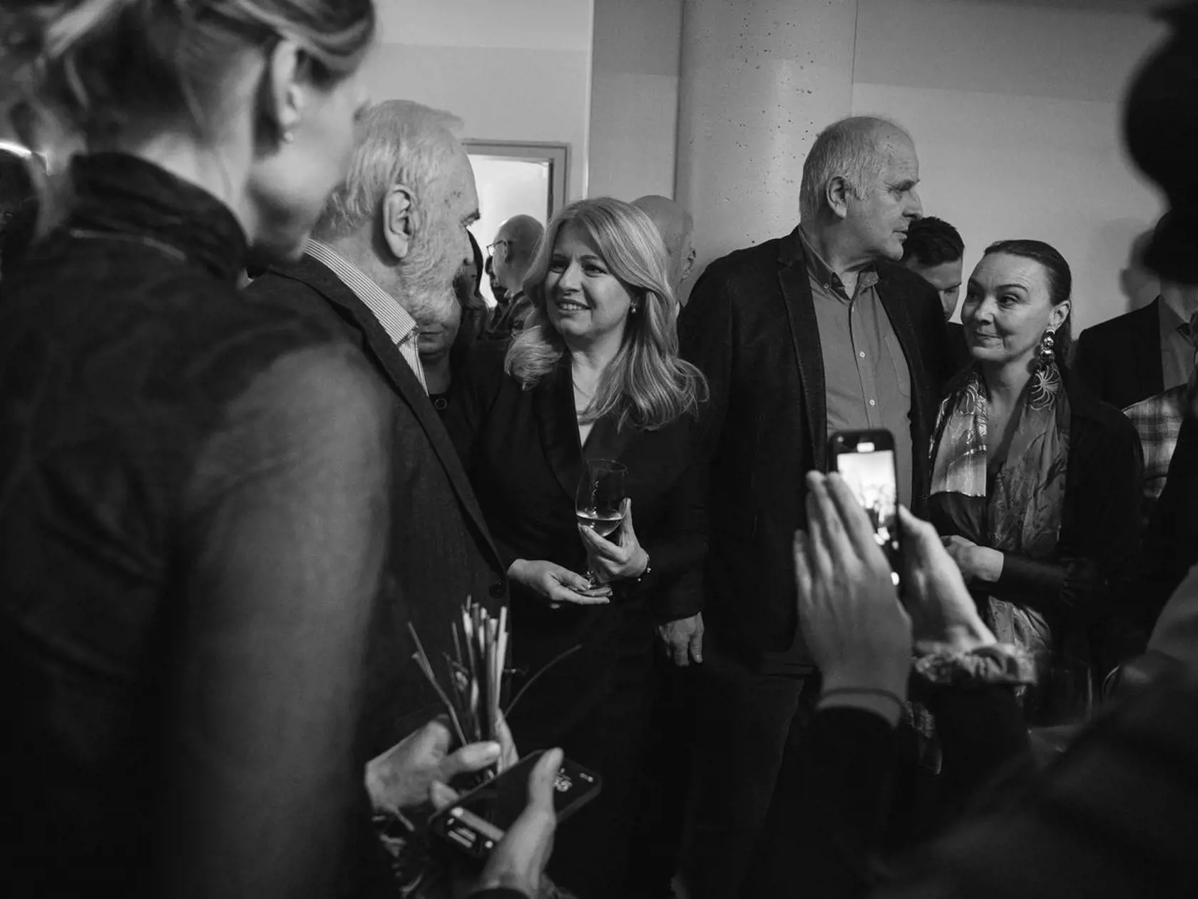 Prezidentka Zuzana Čaputová vo volebnom štábe štrngla s víťazom českých prezidentských volieb Petrom Pavlom.