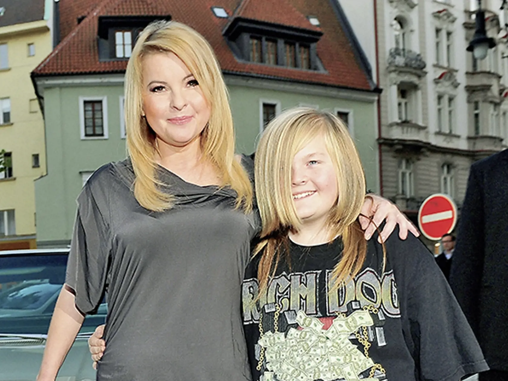 Režisér si povolenie na nakrúcanie seriálu najskôr vypýtal od IVETINHO syna ARTURA.