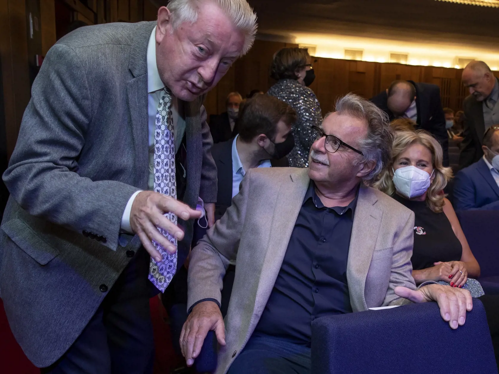 Udelovanie ocenení SOZA počas galavečeru v priestoroch divadla DPOH v Bratislave. Na snímke vpravo je spevák Pavol Hammel.