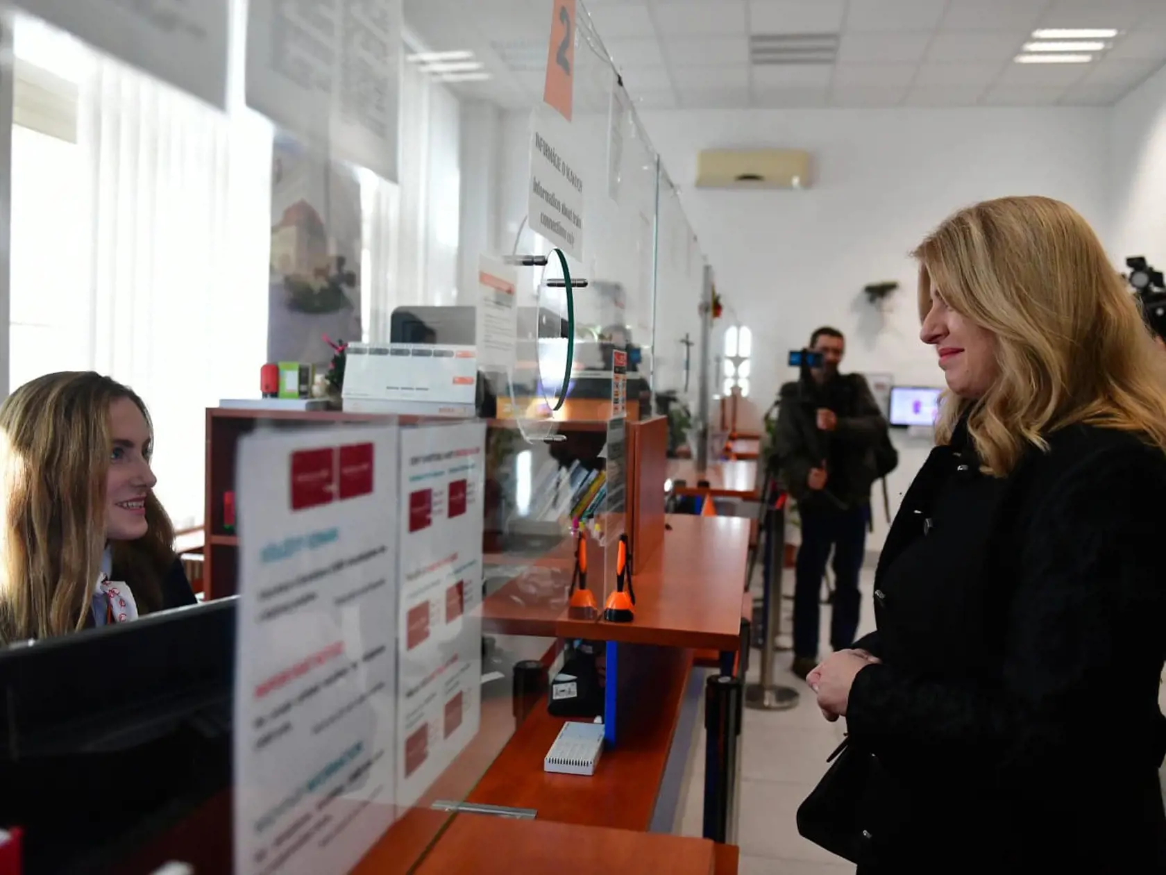 Prezidentka Zuzana Čaputová navštívila počas Štedrého dňa železničiarov, hasičov a vodárenských pracovníkov. Všetkým poďakovala za celoročnú službu a rovnako aj za to, že netrávia Vianoce doma, ale v práci.