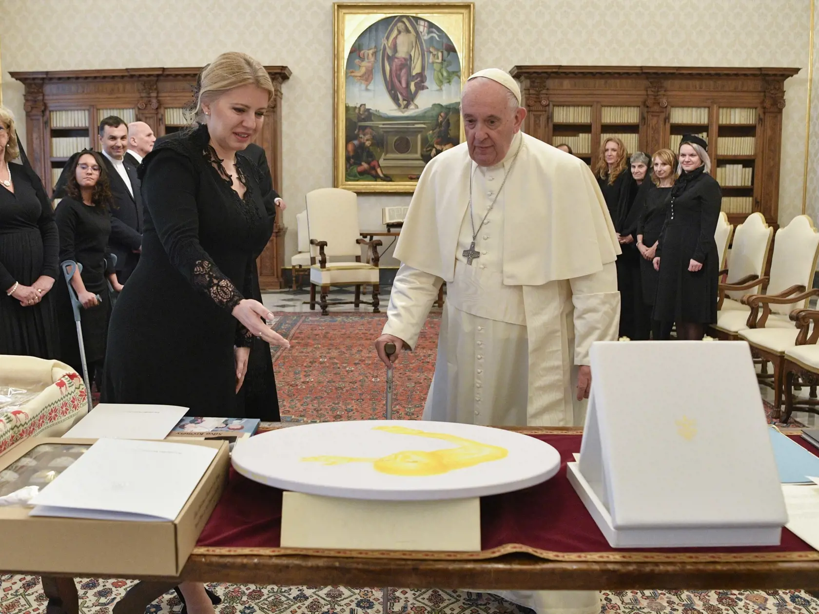 Prezidentka Zuzana Čaputová venovala pápežovi Františkovi počas osobnej audiencie vo Vatikáne niekoľko darov - obraz, vianočné ozdoby aj tradičné sviatočné pečivo (na snímke). Vatikán, 10. decembra 2022.