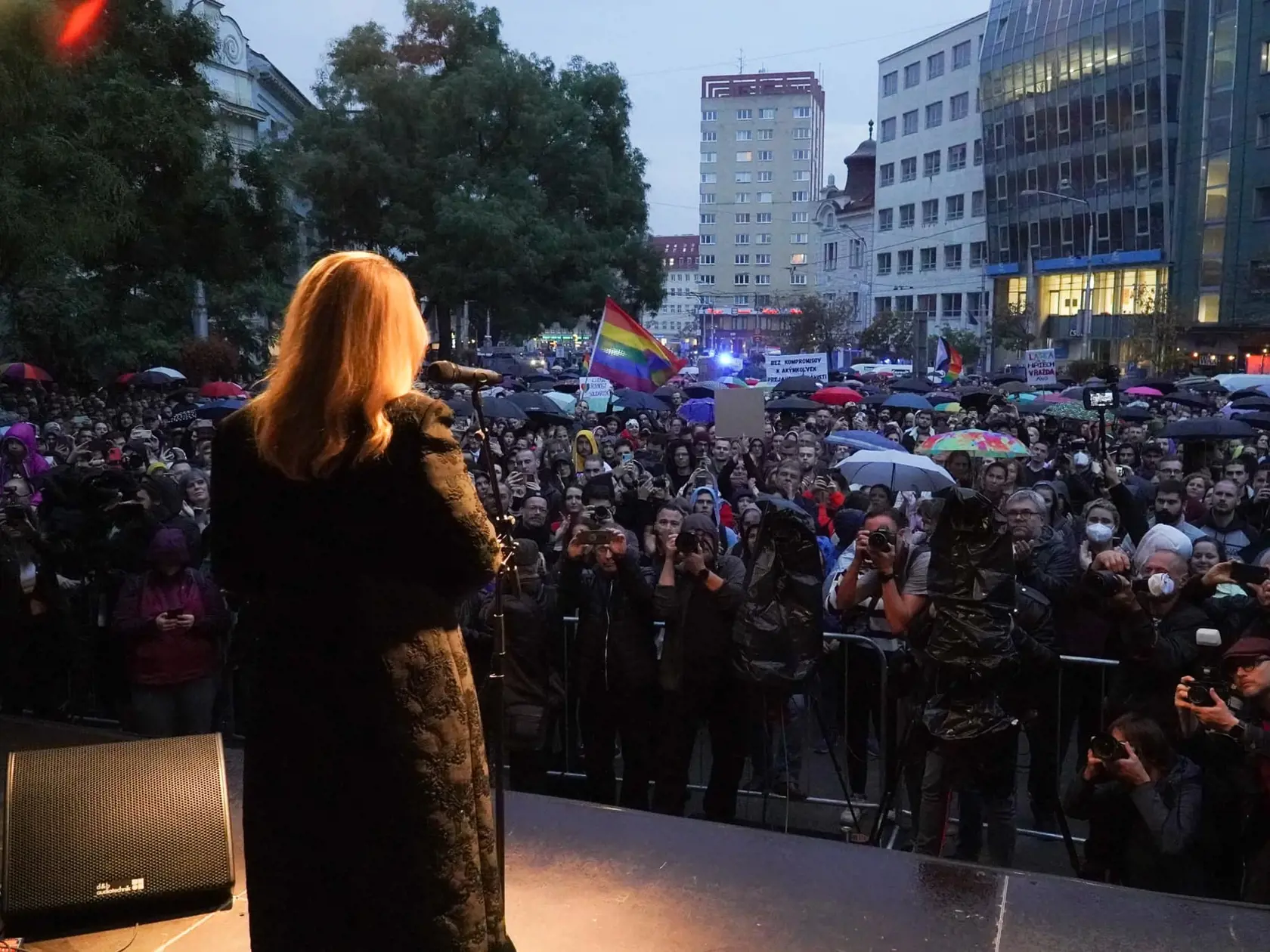 Pochodu proti nenávisti voči LGBTI komunite sa zúčastnila aj prezidentka Zuzana Čaputová. Taktiež vystúpila s príhovorom a potláčala slzy priamo na pódiu!