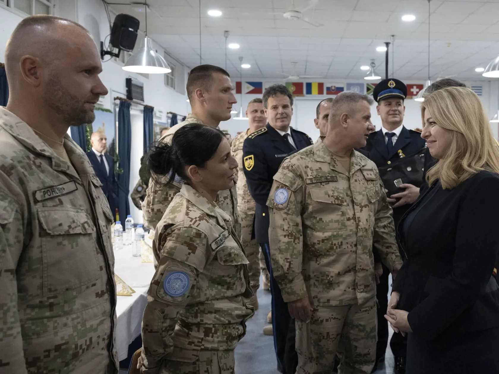 Na snímke vpravo prezidentka SR Zuzana Čaputová, ktorá navštívila príslušníkov Ozbrojených síl SR pôsobiacich na Cypre v pondelok 12. decembra 2022. Druhý sprava veliteľ SLOVCON Marek Uchaľ.