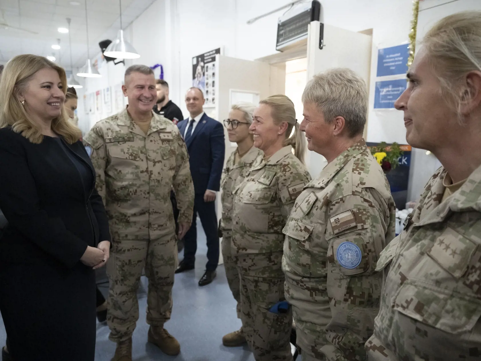 Na snímke vľavo prezidentka Zuzana Čaputová, ktorá navštívila príslušníkov Ozbrojených síl SR pôsobiacich na Cypre v pondelok 12. decembra 2022. Druhý zľava veliteľ SLOVCON Marek Uchaľ.