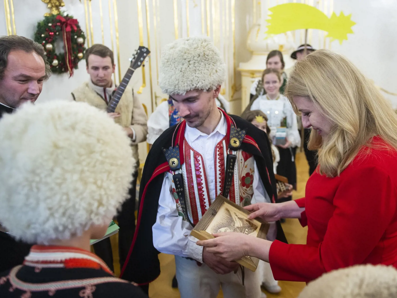 Na snímke vpravo prezidentka Zuzana Čaputová prijala koledníkov Dobrej noviny - dobrovoľníkov z obcí Podkonice a Kátlovce v Prezidentskom paláci 9. januára 2023 v Bratislave.
