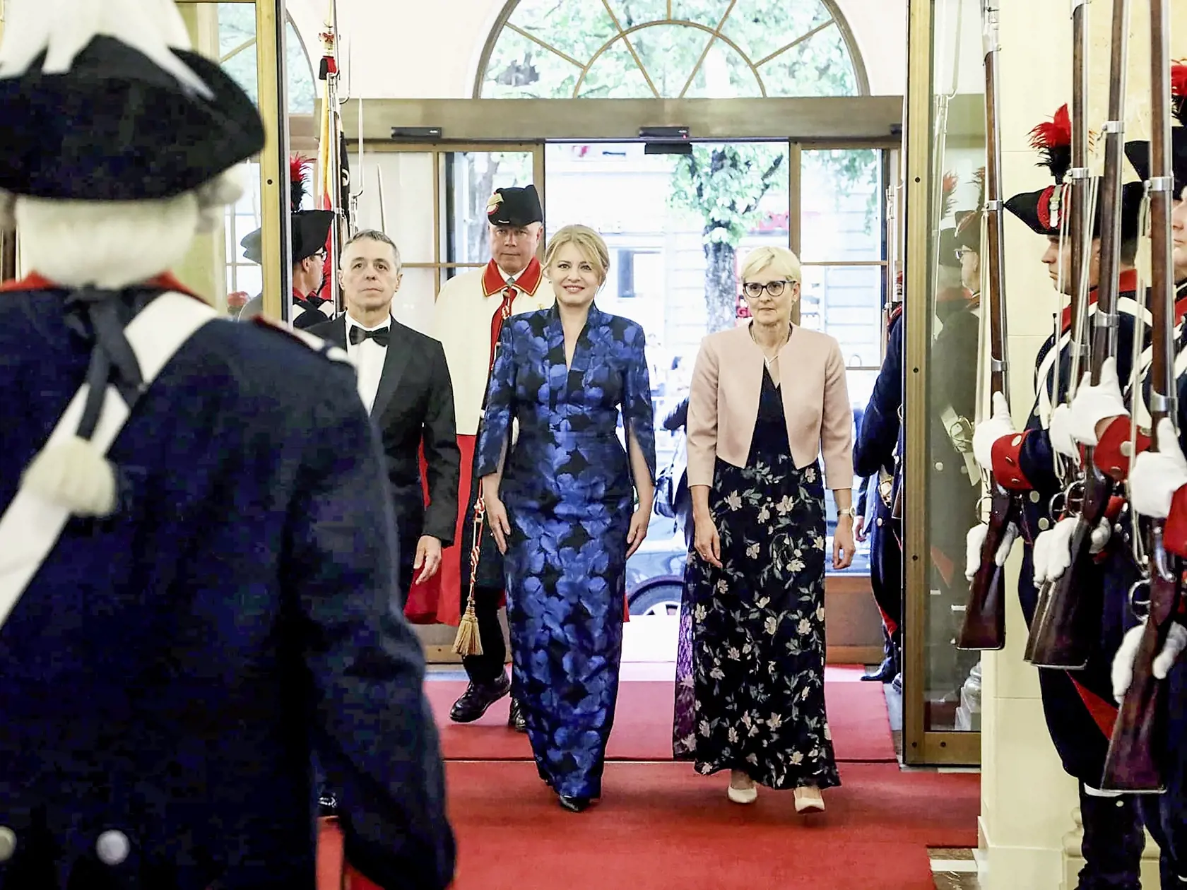 Zuzana Čaputová v róbe od Borisa Hanečku - využila ju viackrát, na návšteve Japonska, Švajčiarska ale aj na udeľovaní štátnych vyznamenaní v roku 2021.
