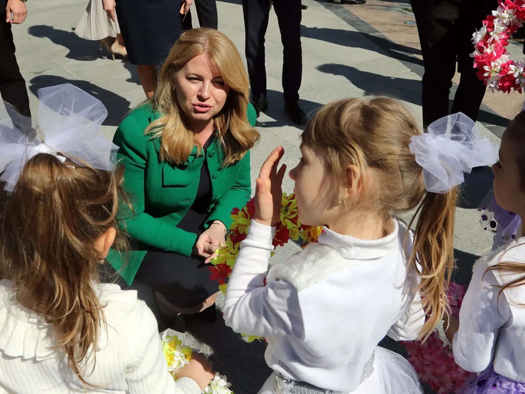 Prezidentka Zuzana Čaputová v snahe viac sa priblížiť k deťúrencom si čupla k ním. Nevedno o čom sa v Púchove rozprávala s malými tanečnicami, ktoré vystúpili v rámci programu.